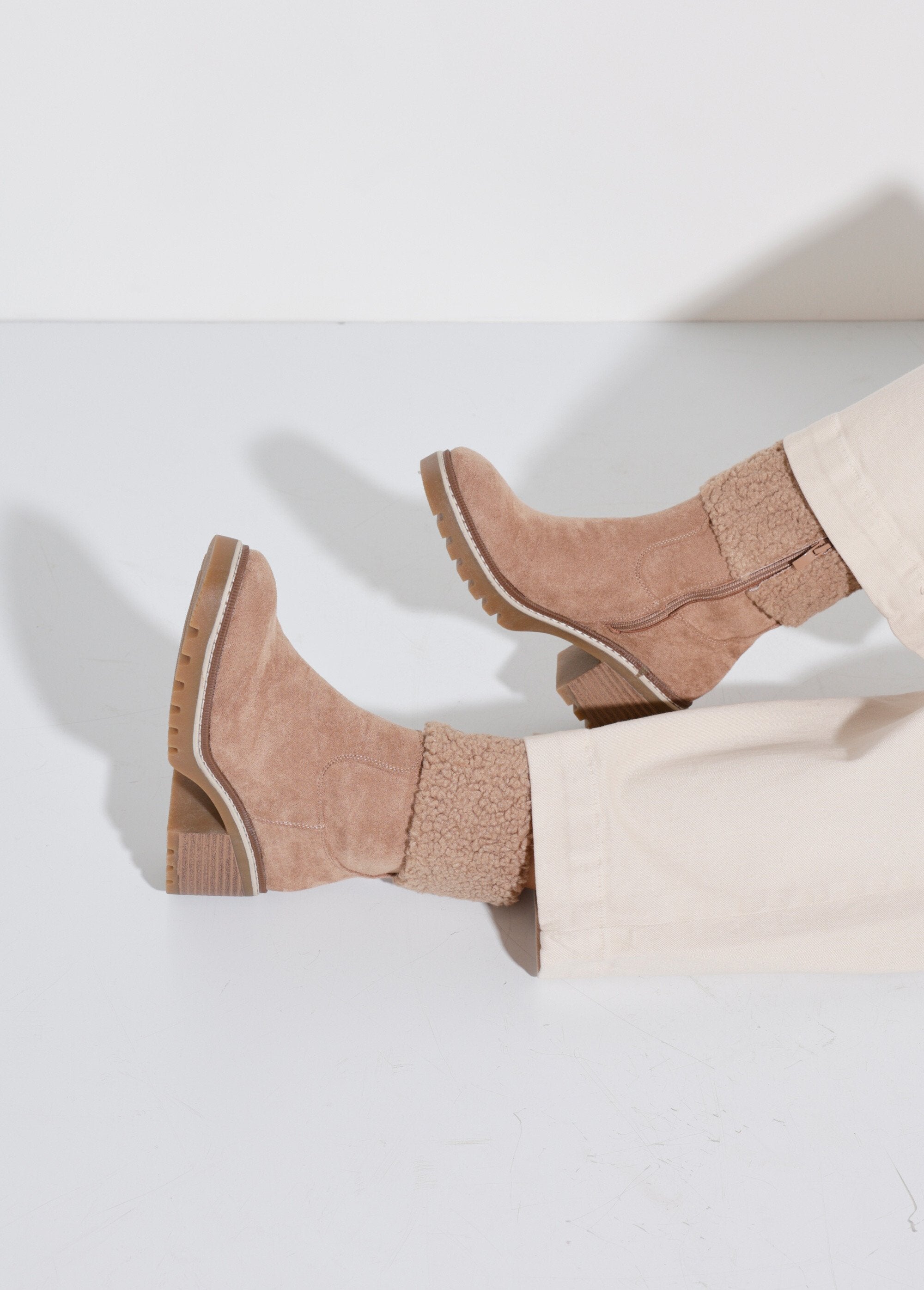Boots_suédine_à_talon,_revers_fourrure_Beige_SF1_slim