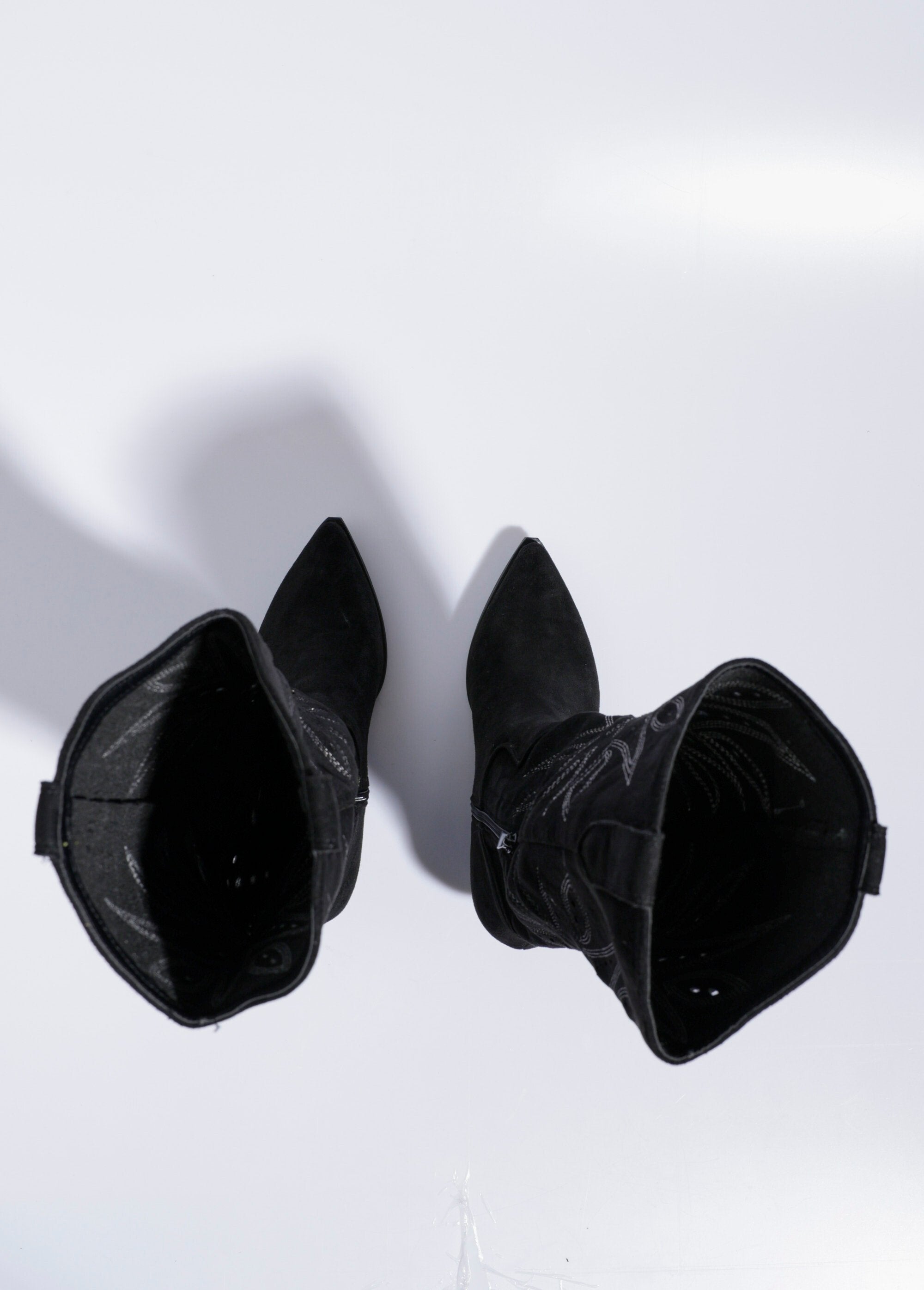 Botas_western_bordadas_com_salto_biselado_Noir_OV1_slim