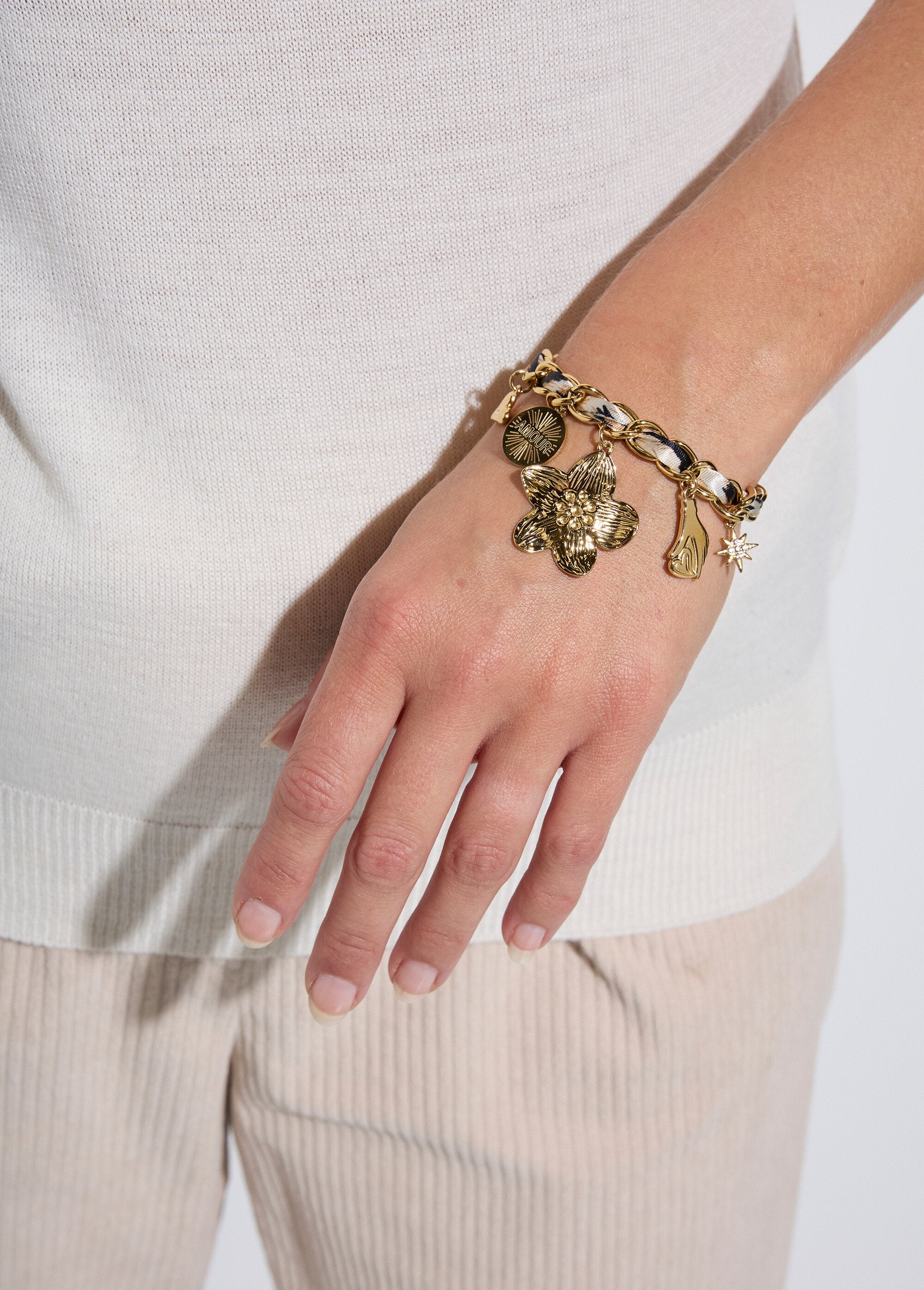 Pulseira_de_malha_e_berloques_em_aço_inoxidável_banhado_a_ouro_Dore_FA1_slim