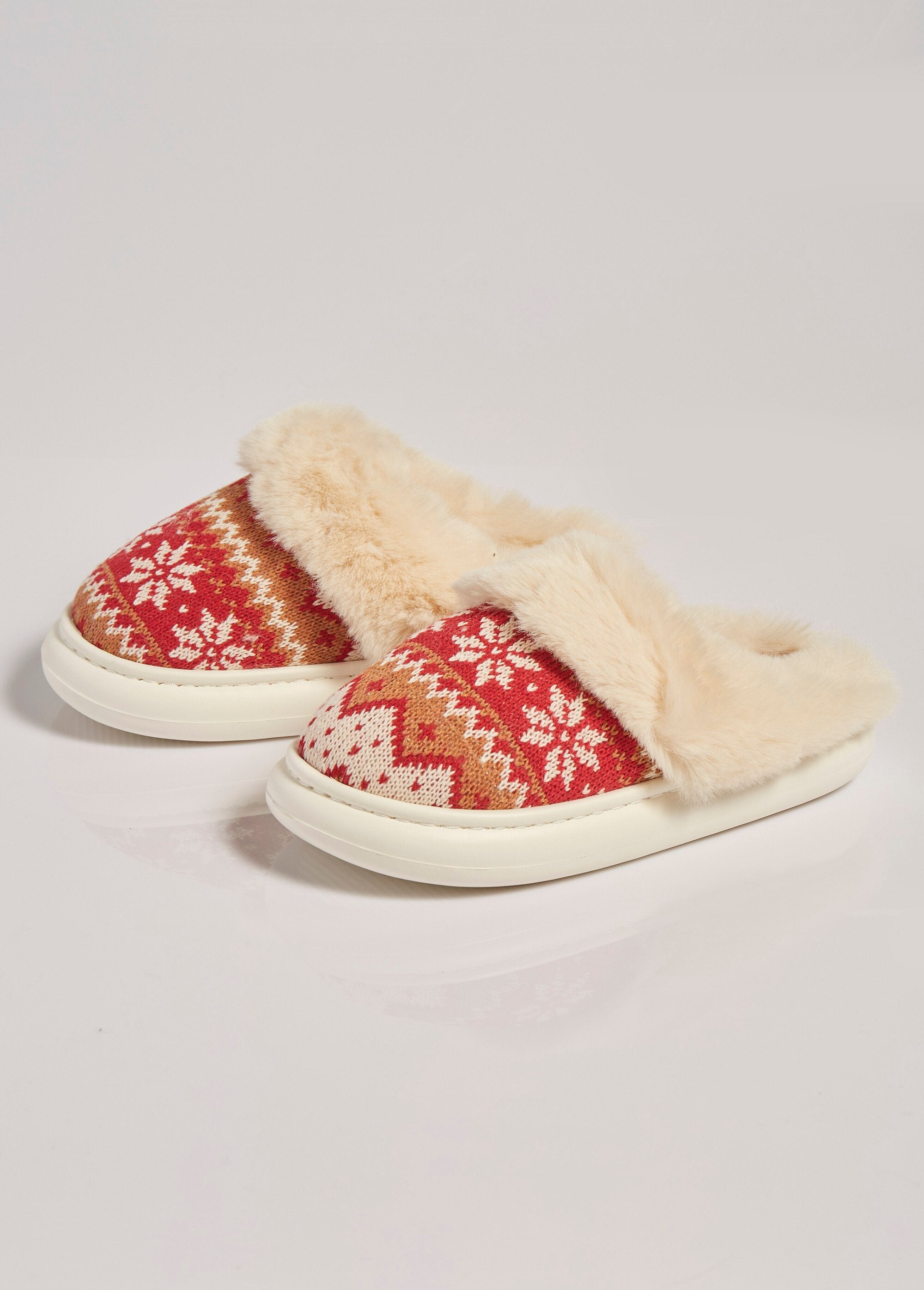Chaussons_fourrure_et_jacquard_thème_Noël_Rouge_DE1_slim