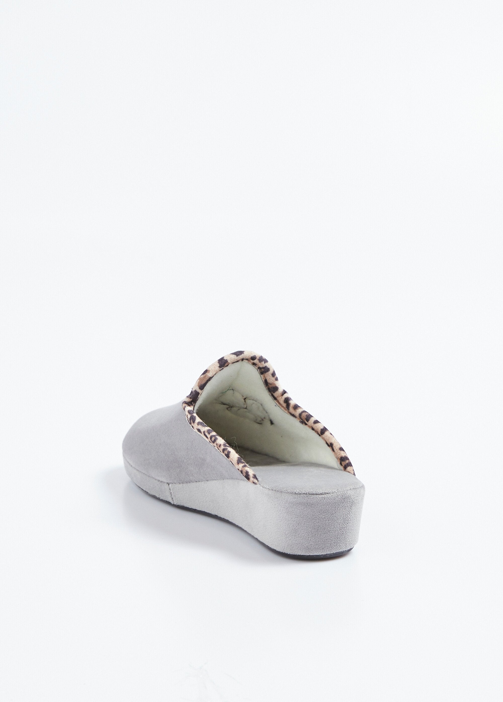 Pantufas_mule_confortáveis_em_tecido_aveludado_Gris_DO1_slim