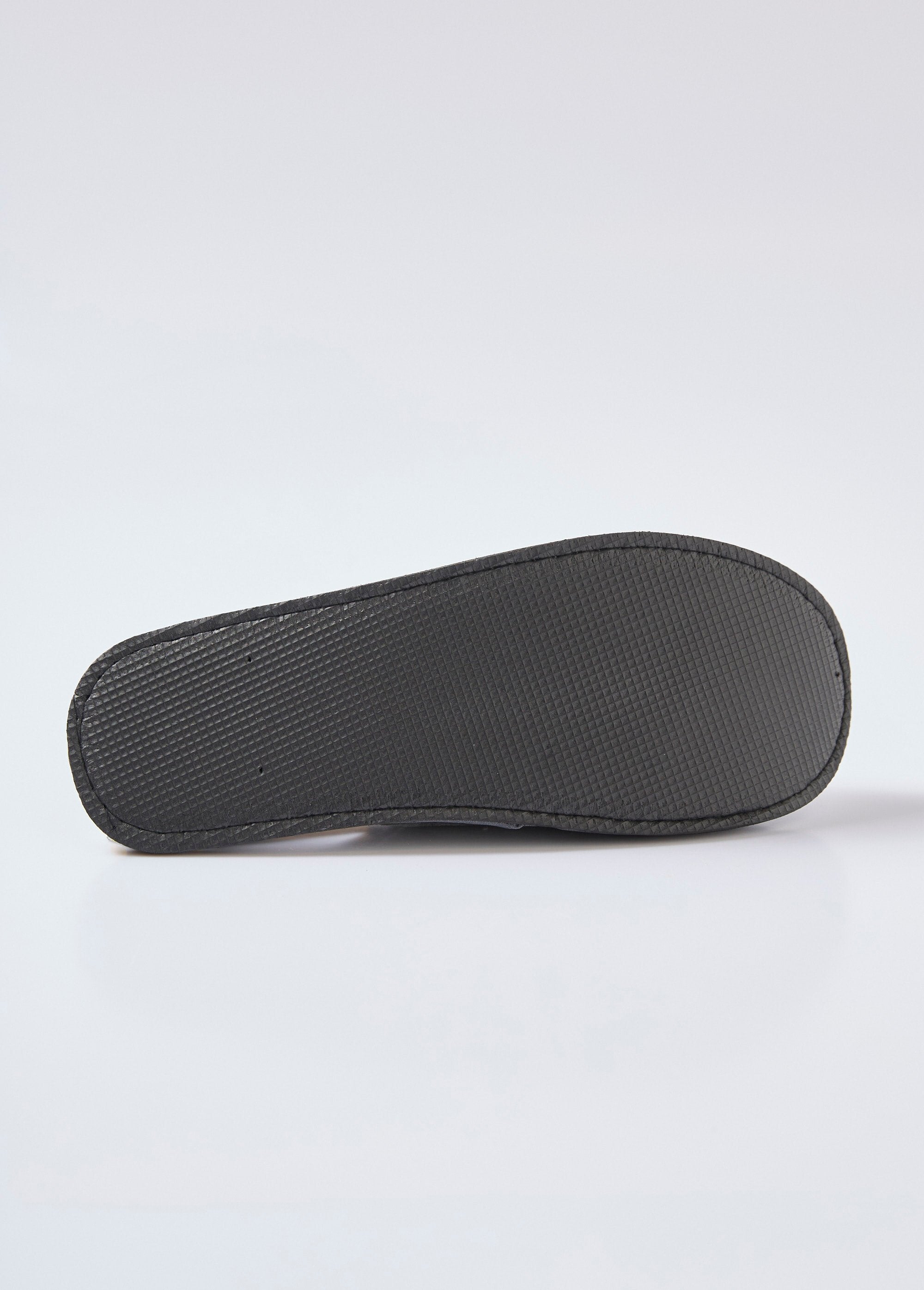 Pantufas_mule_com_logotipo_bordado_Gris_UN1_slim