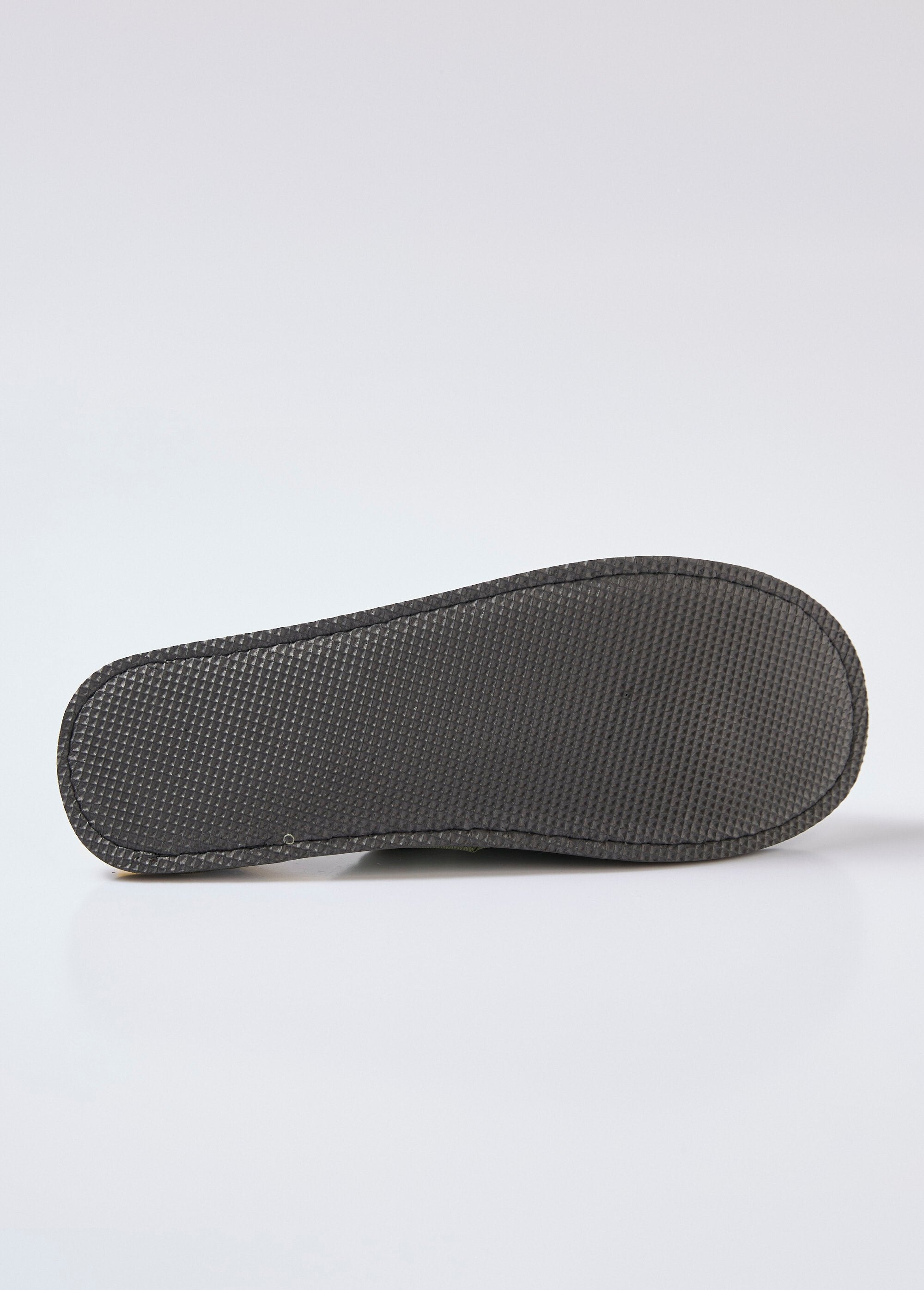 Pantufas_mule_com_estampa_camuflada_Imprime_vert_UN1_slim