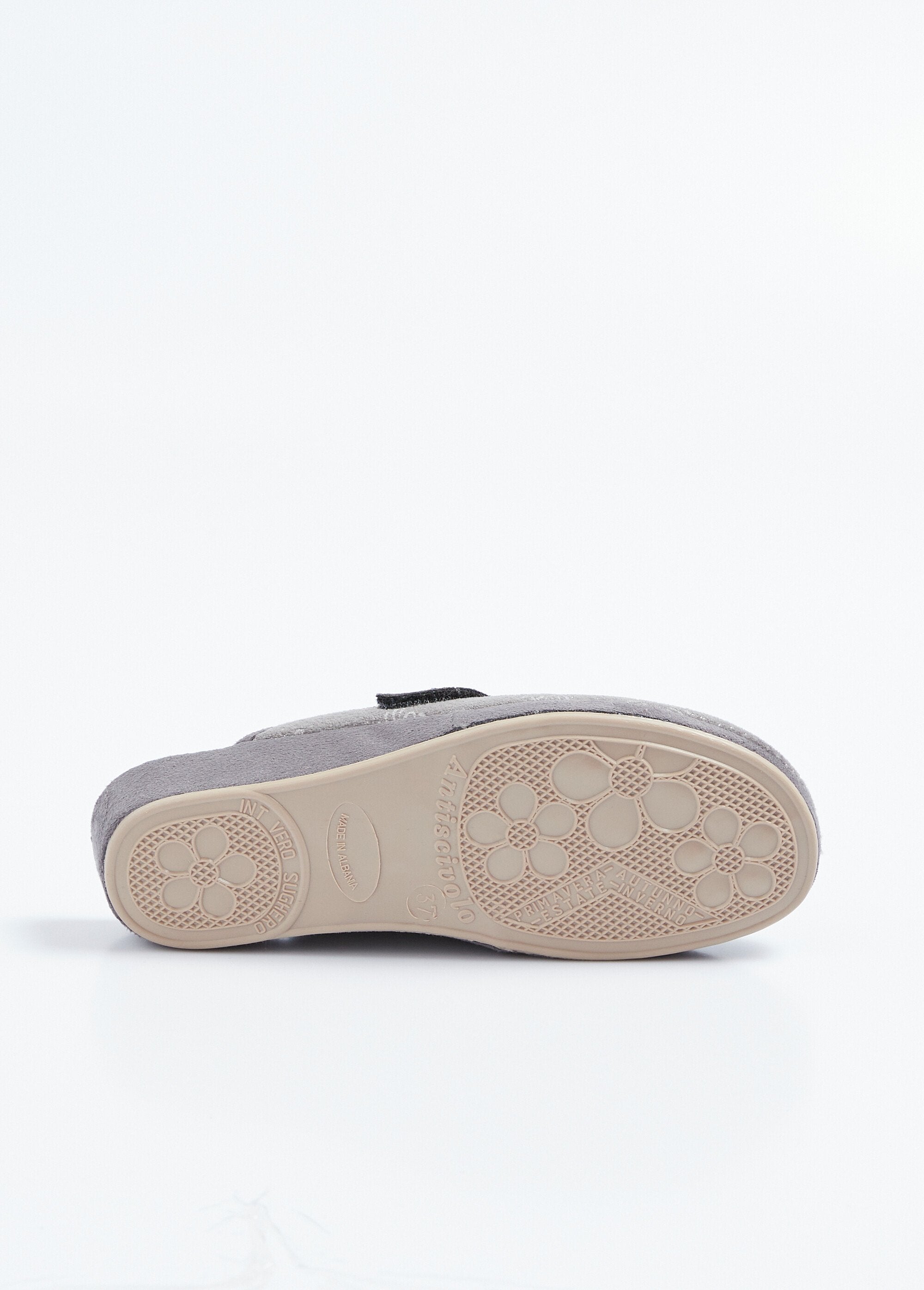 Chinelos_mule_de_velcro_com_largura_confortável_Gris_UN1_slim
