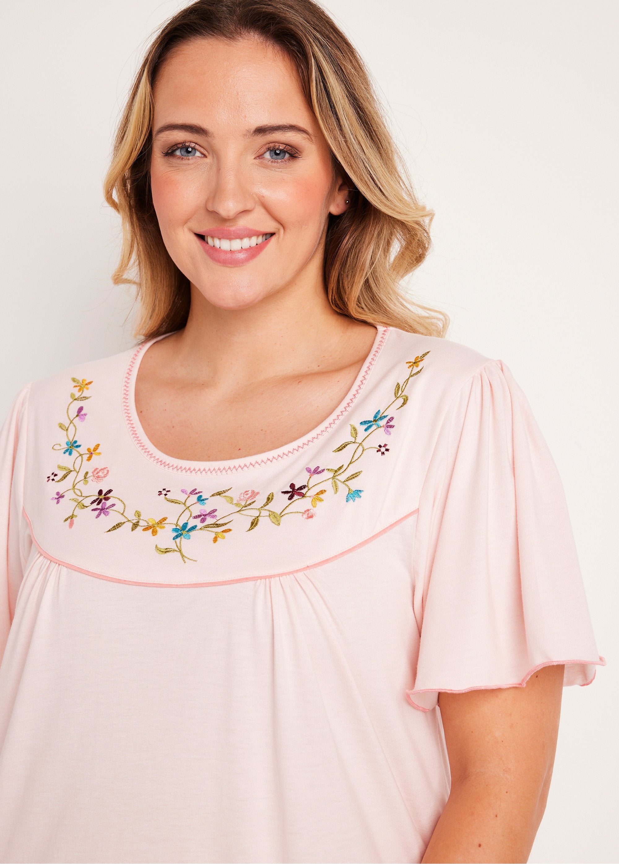 Camisola_solta_bordada_Luz_rosa_DE1_curvy