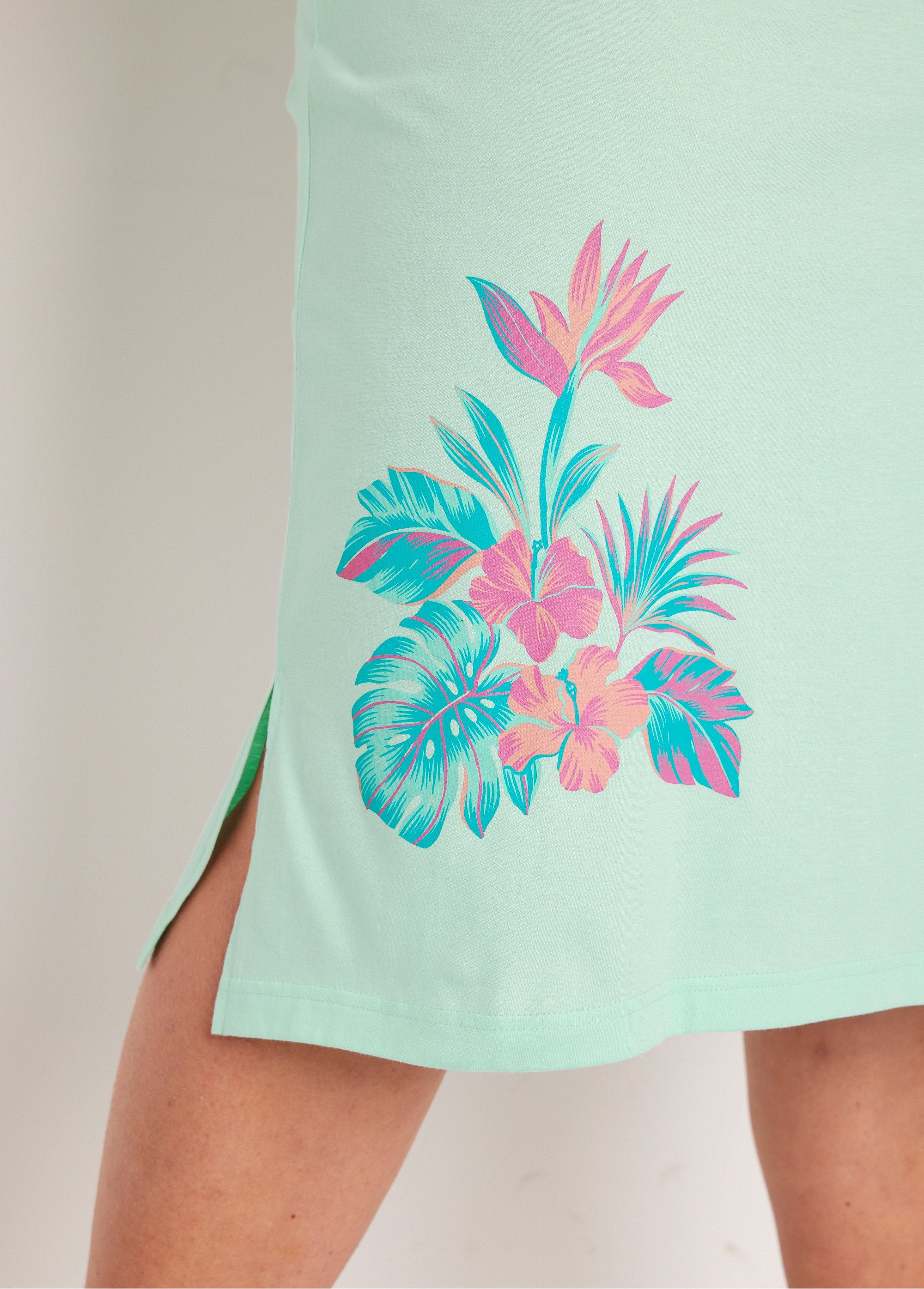 Camisola_lisa_de_algodão_com_estampa_Estampa_tropical_DE2_curvy