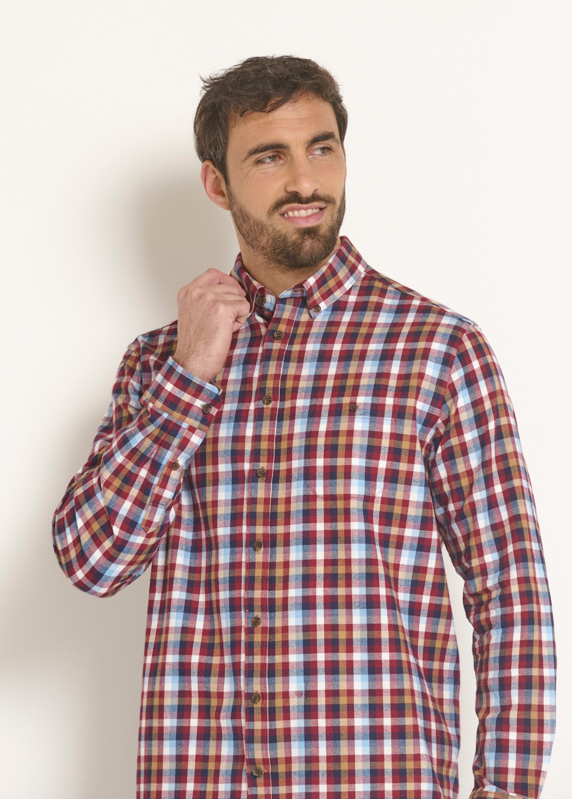 Camisa_de_flanela_com_detalhes_em_veludo,_chique_Carreaux_rouge_DE1_slim