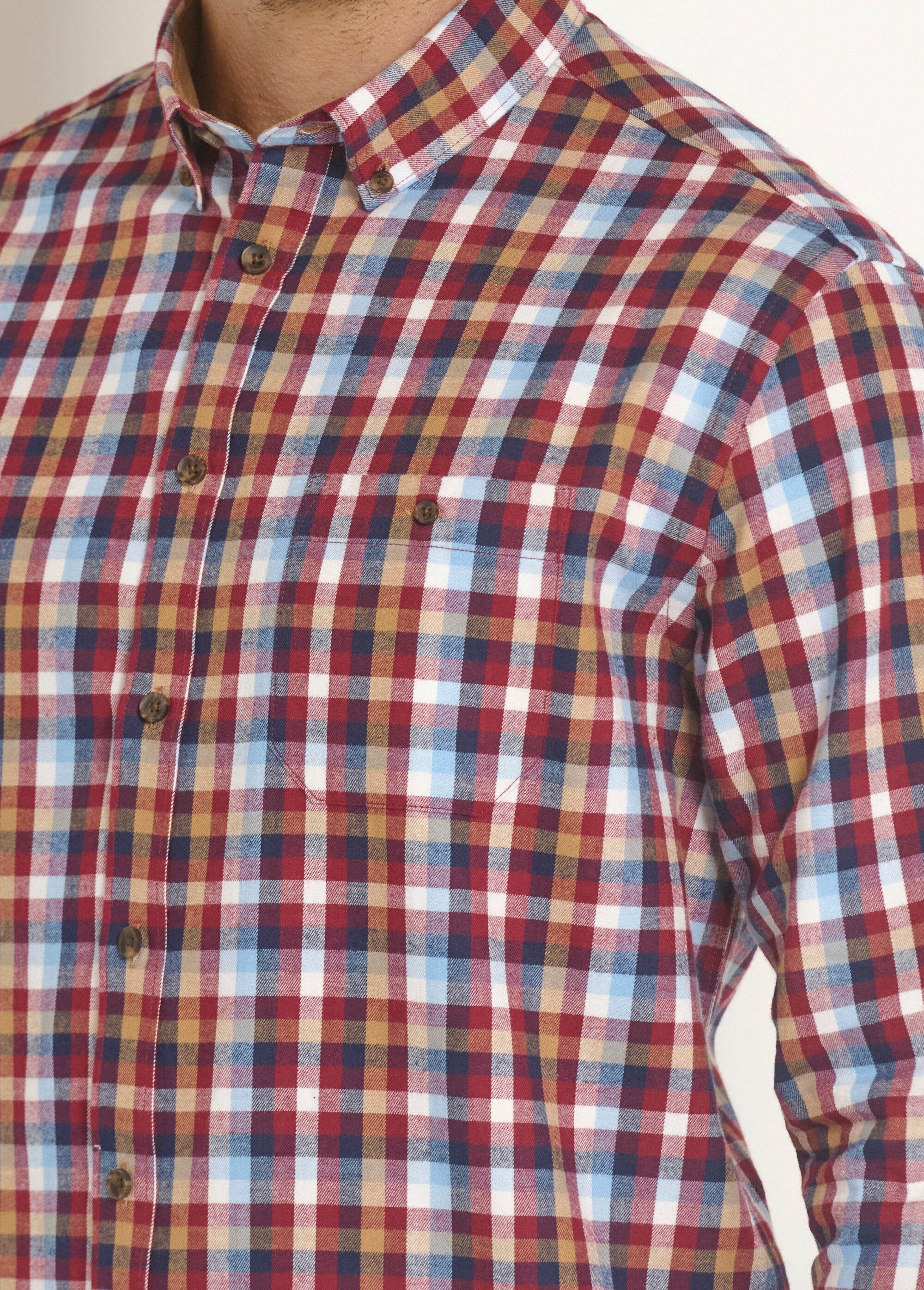 Camisa_de_flanela_com_detalhes_em_veludo,_chique_Carreaux_rouge_DE2_slim