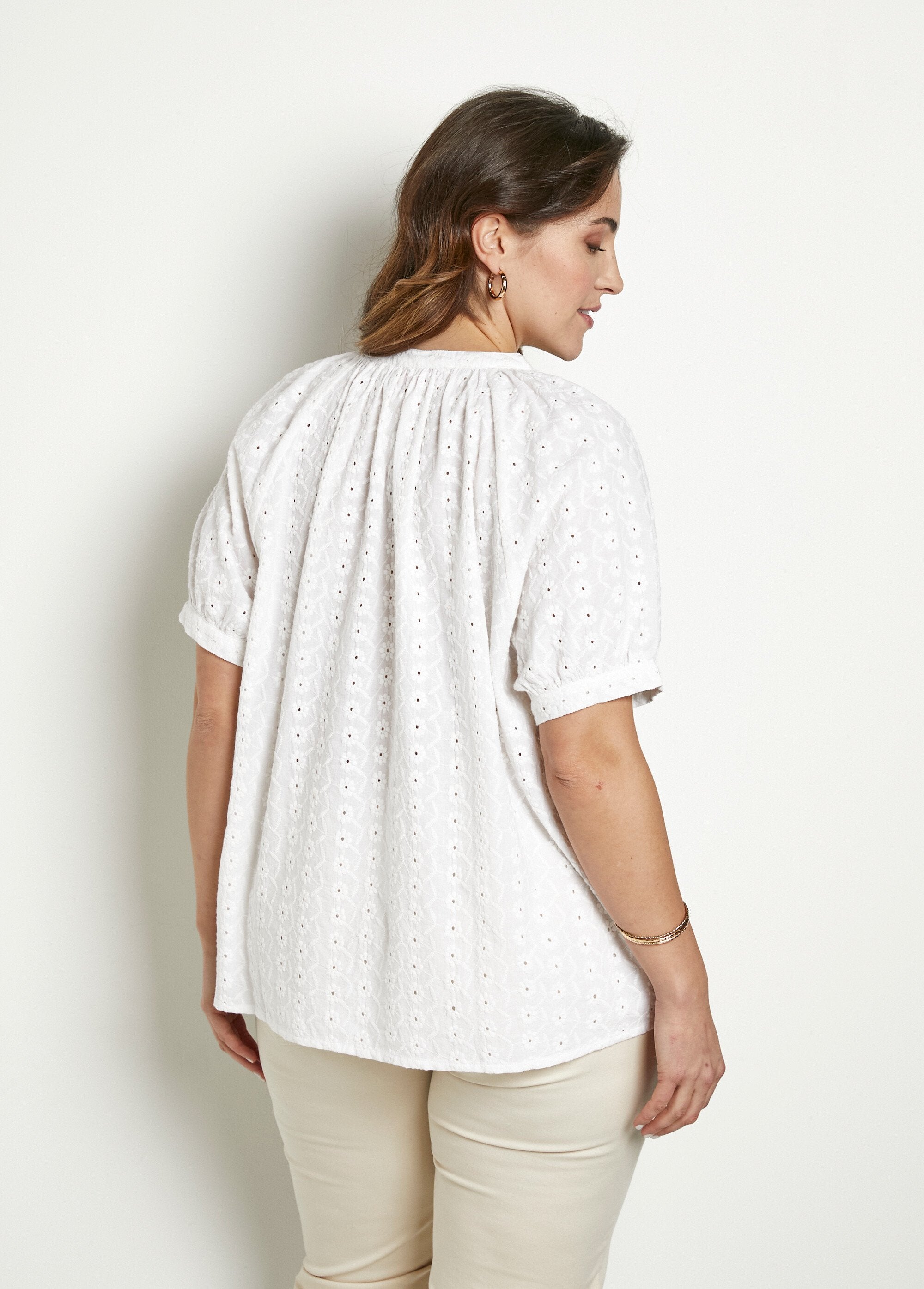 Blusa_larga_de_algodão_bordado_sem_gola_Blanc_DO1_curvy