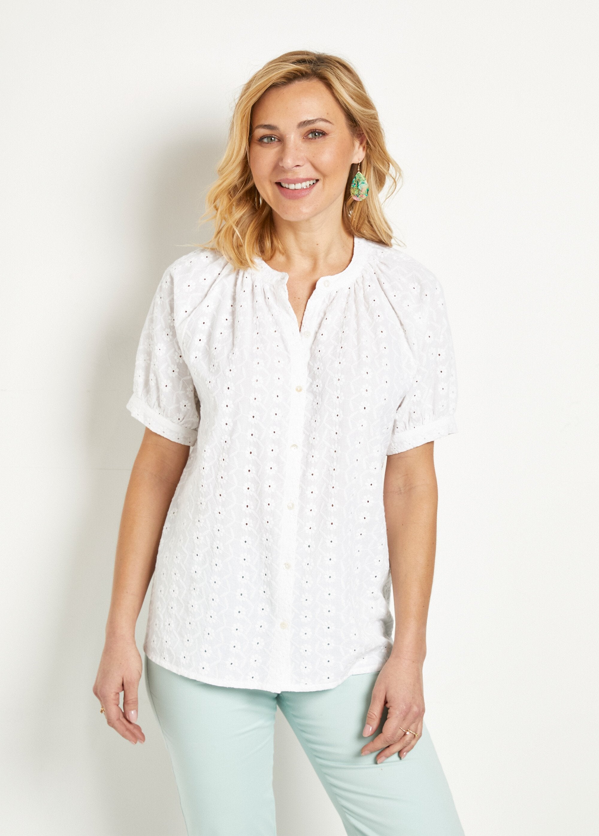 Blusa_larga_de_algodão_bordado_sem_gola_Blanc_FA1_slim