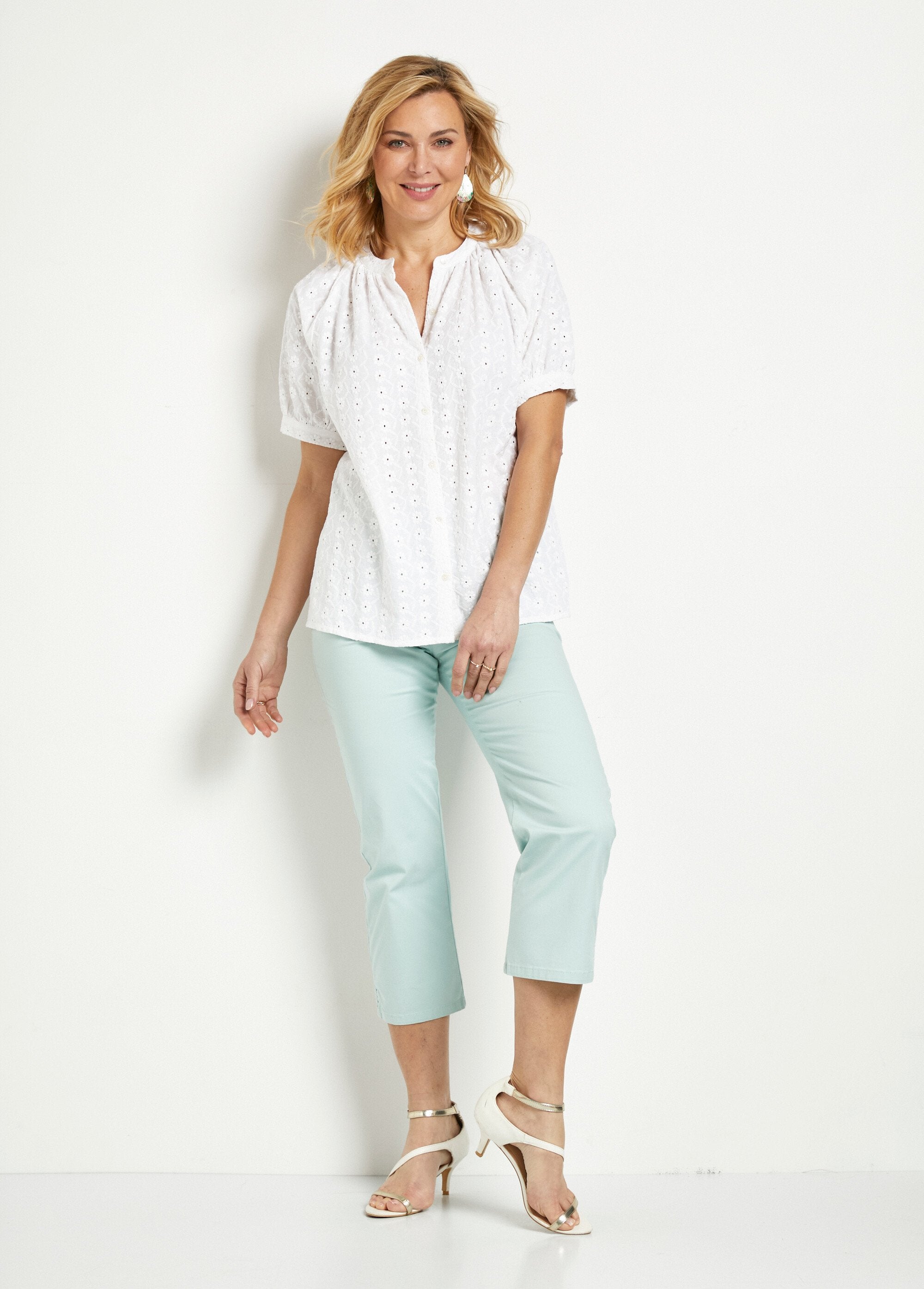 Blusa_larga_de_algodão_bordado_sem_gola_Blanc_SF1_slim