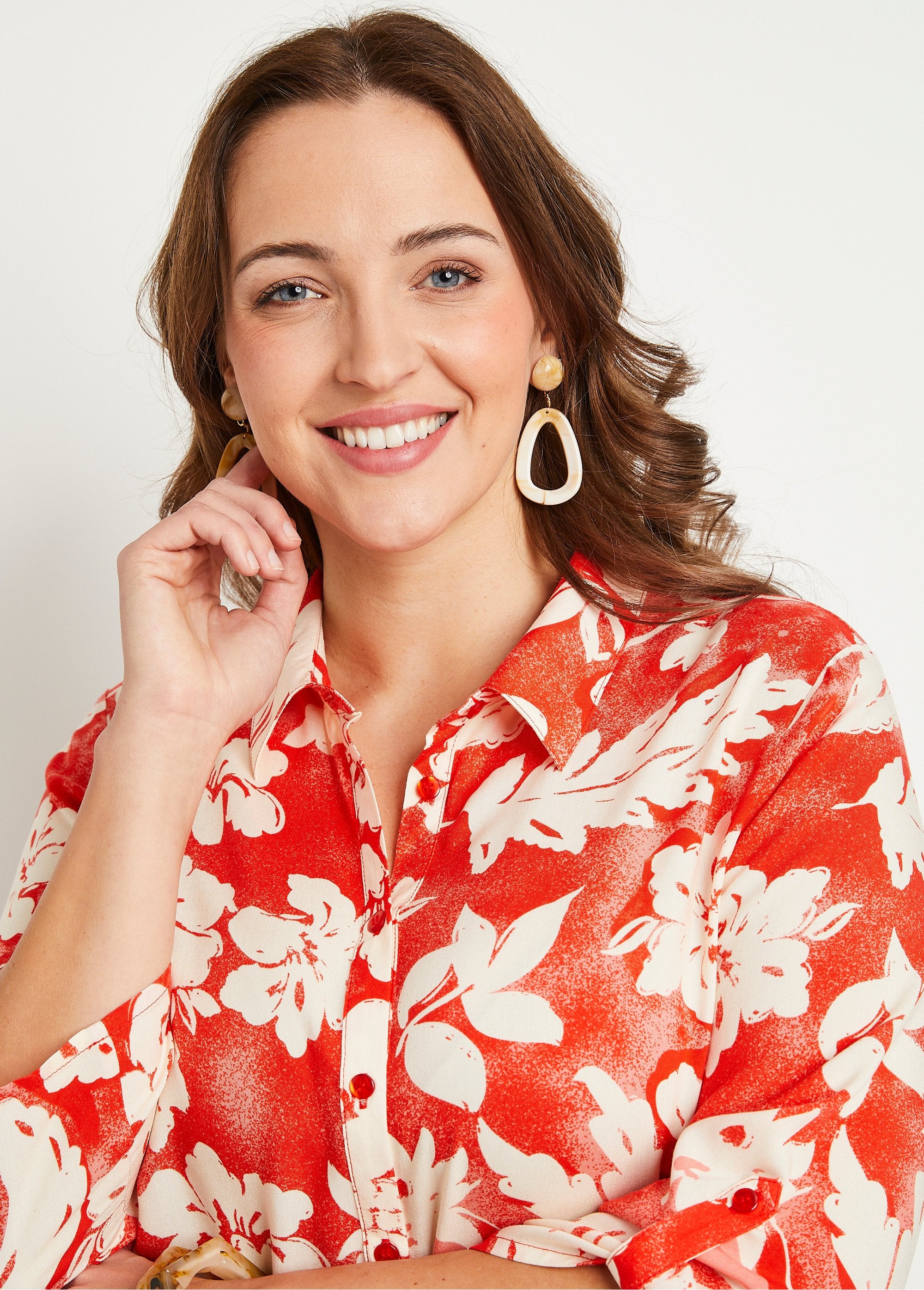 Blusa_longa_floral_solta_vermelho_e_branco_DE1_curvy