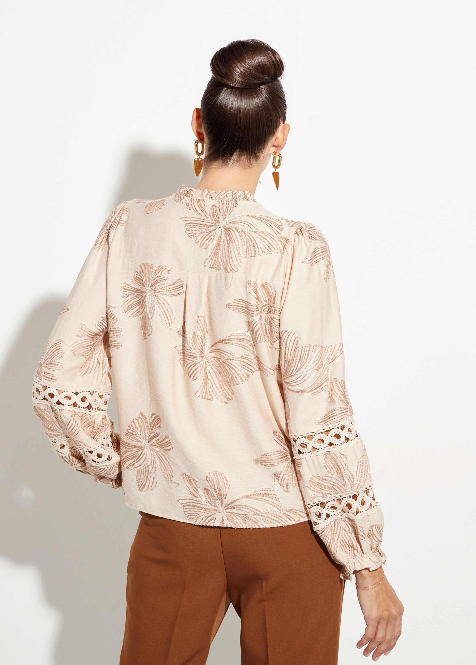 Chemisier_boutonné,_broderies_et_guipure_Beige_DO1_slim