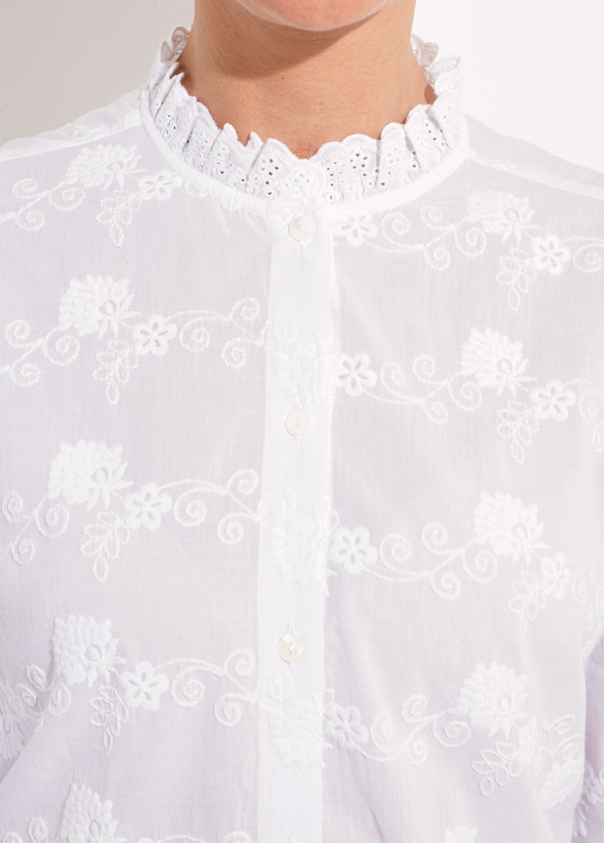 Camisa_de_algodão_bordada_com_botões_e_gola_de_folhos_Blanc_DE1_slim