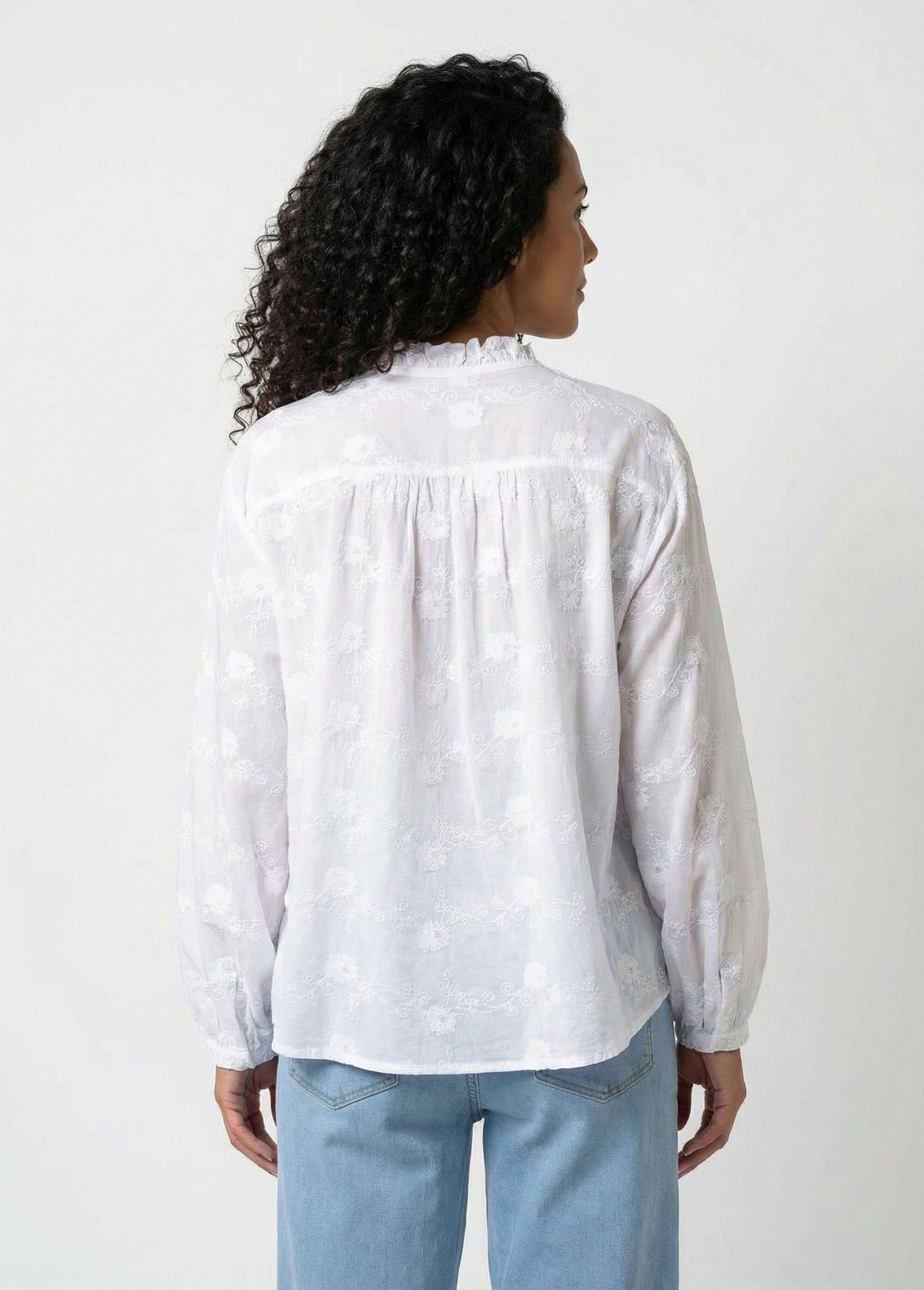 Camisa_de_algodão_bordada_com_botões_e_gola_de_folhos_Blanc_DO1_slim