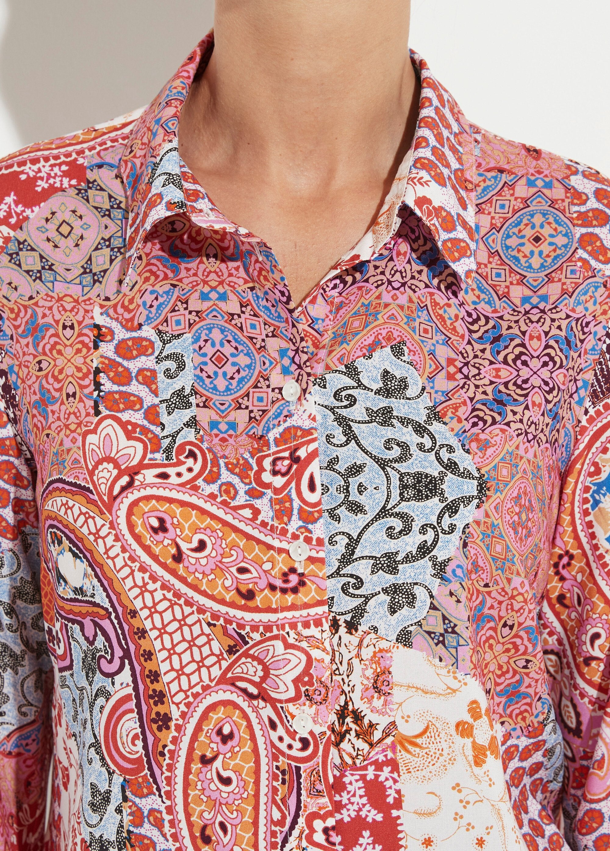 Blusa_longa_e_esvoaçante_com_estampa_paisley_e_botões_Imprime_rose_DE1_slim