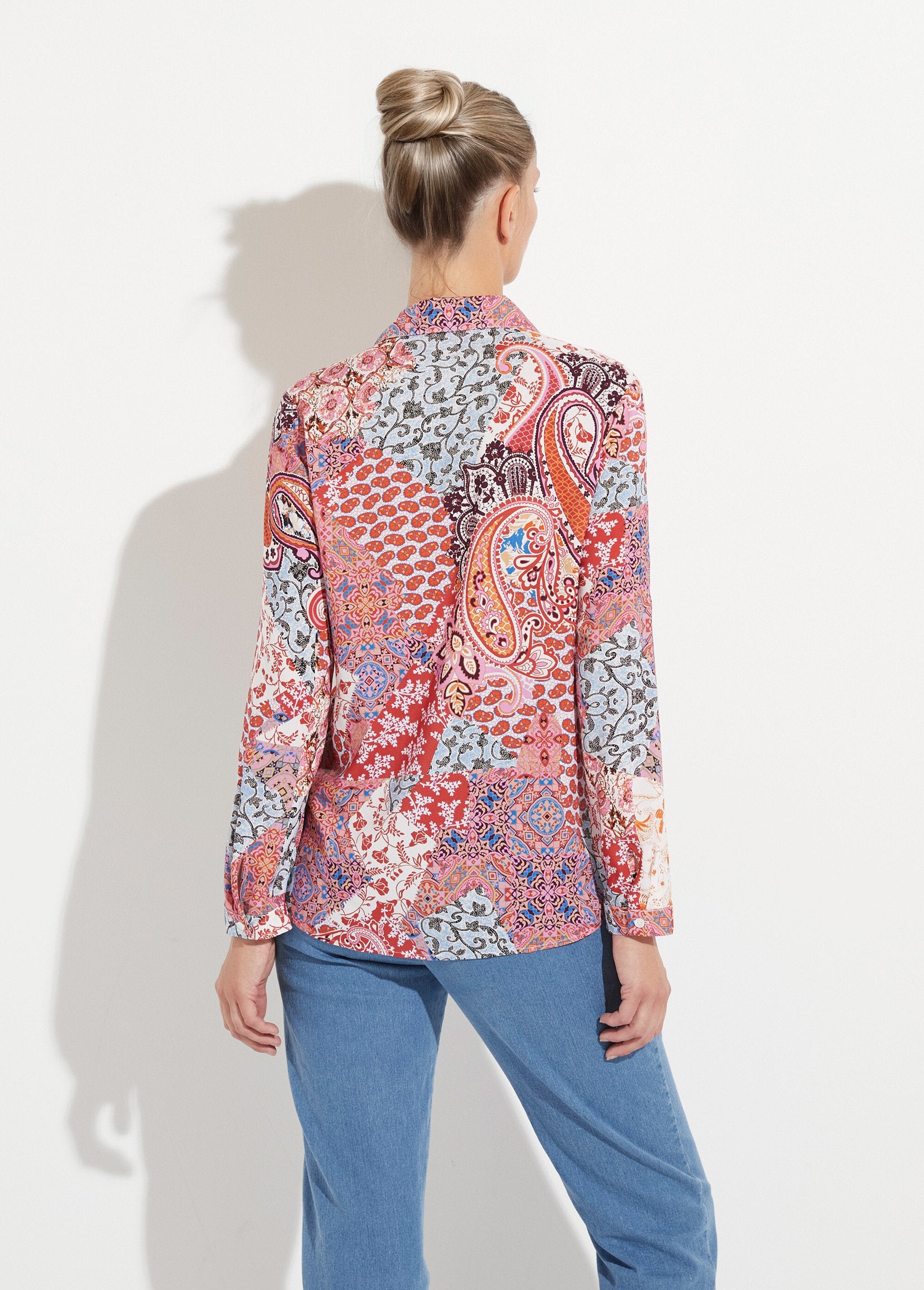 Blusa_longa_e_esvoaçante_com_estampa_paisley_e_botões_Imprime_rose_DO1_slim