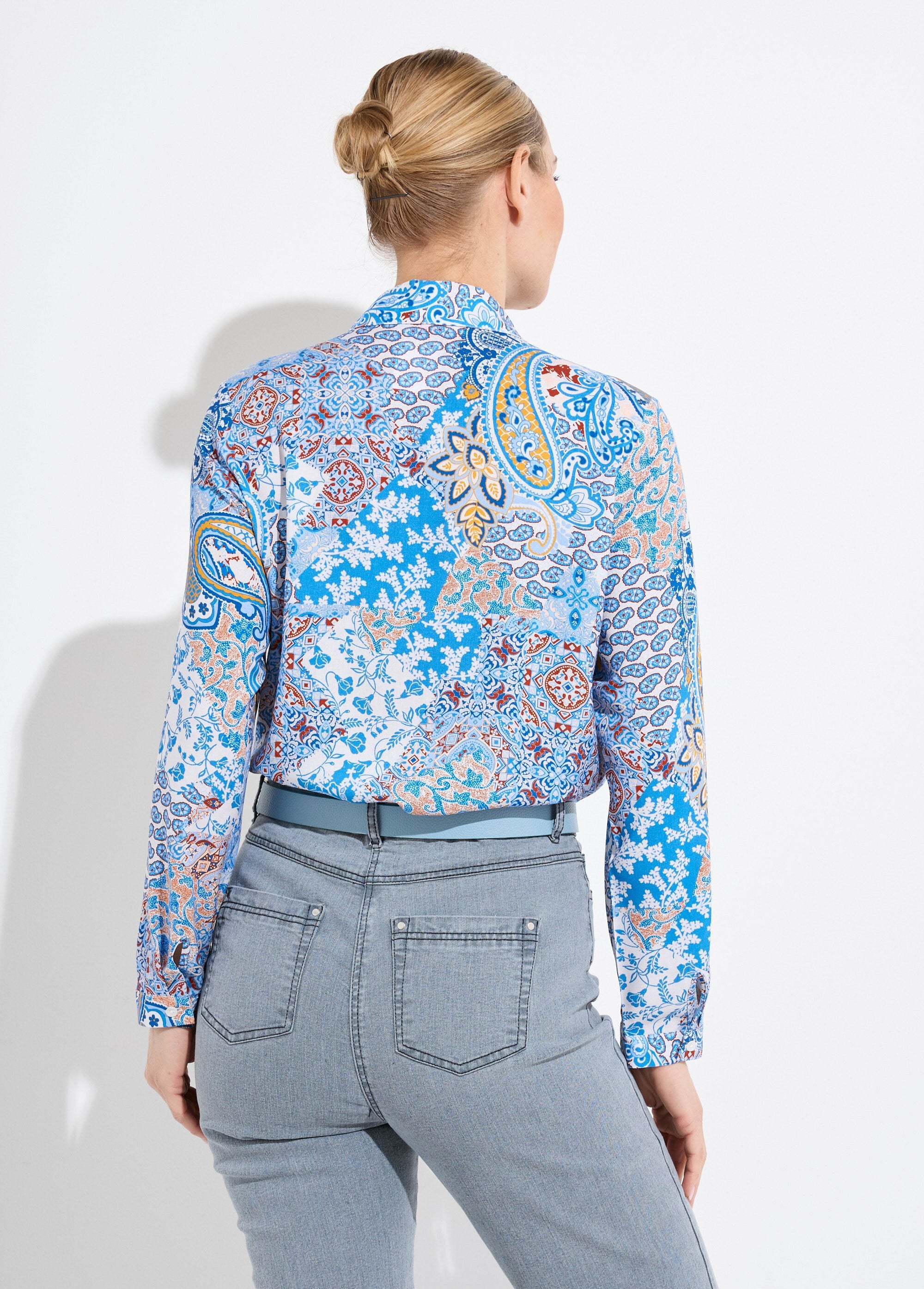 Blusa_longa_e_esvoaçante_com_estampa_paisley_e_botões_Imprime_bleu_DO1_slim