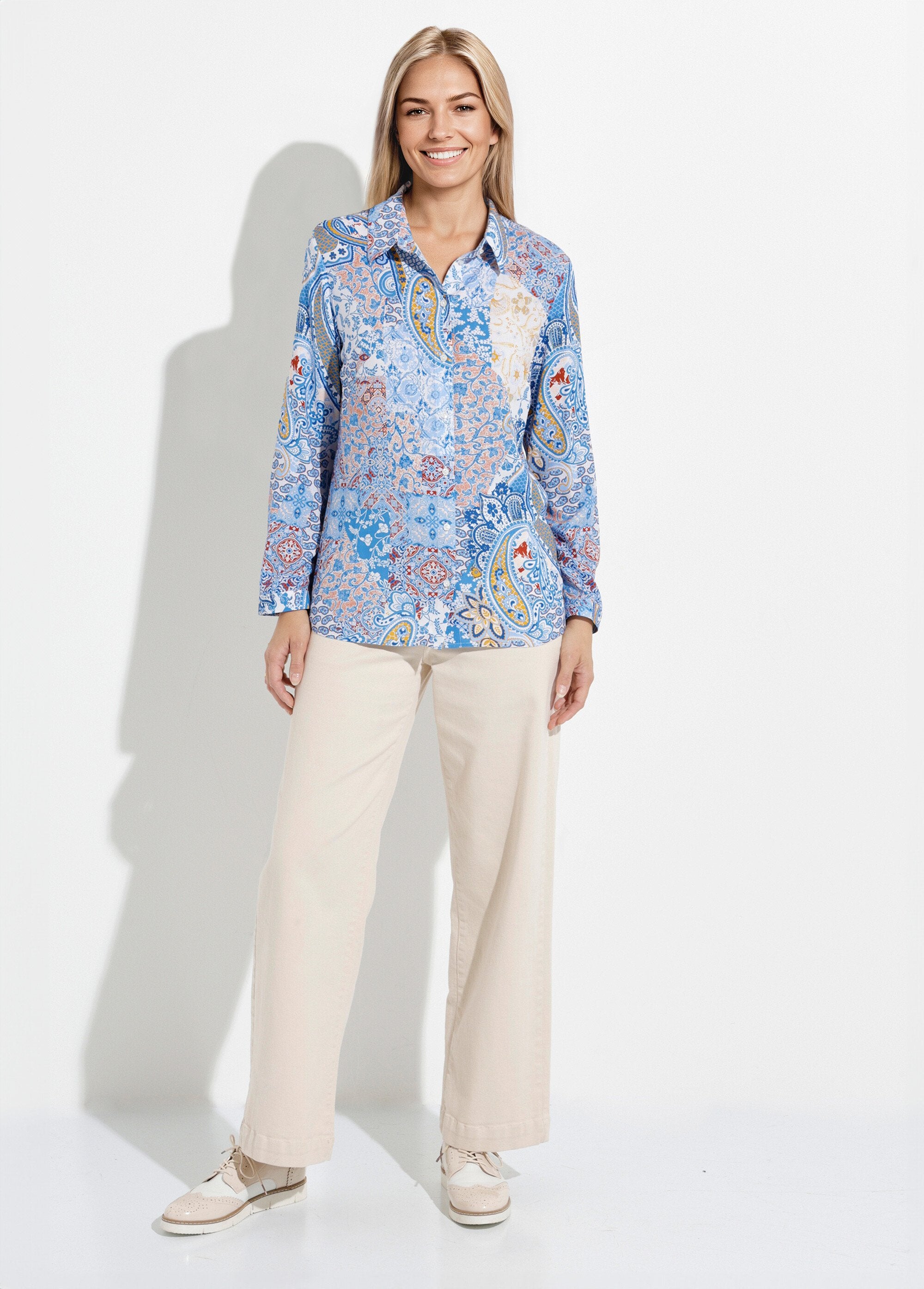 Blusa_longa_e_esvoaçante_com_estampa_paisley_e_botões_Imprime_bleu_SF1_slim