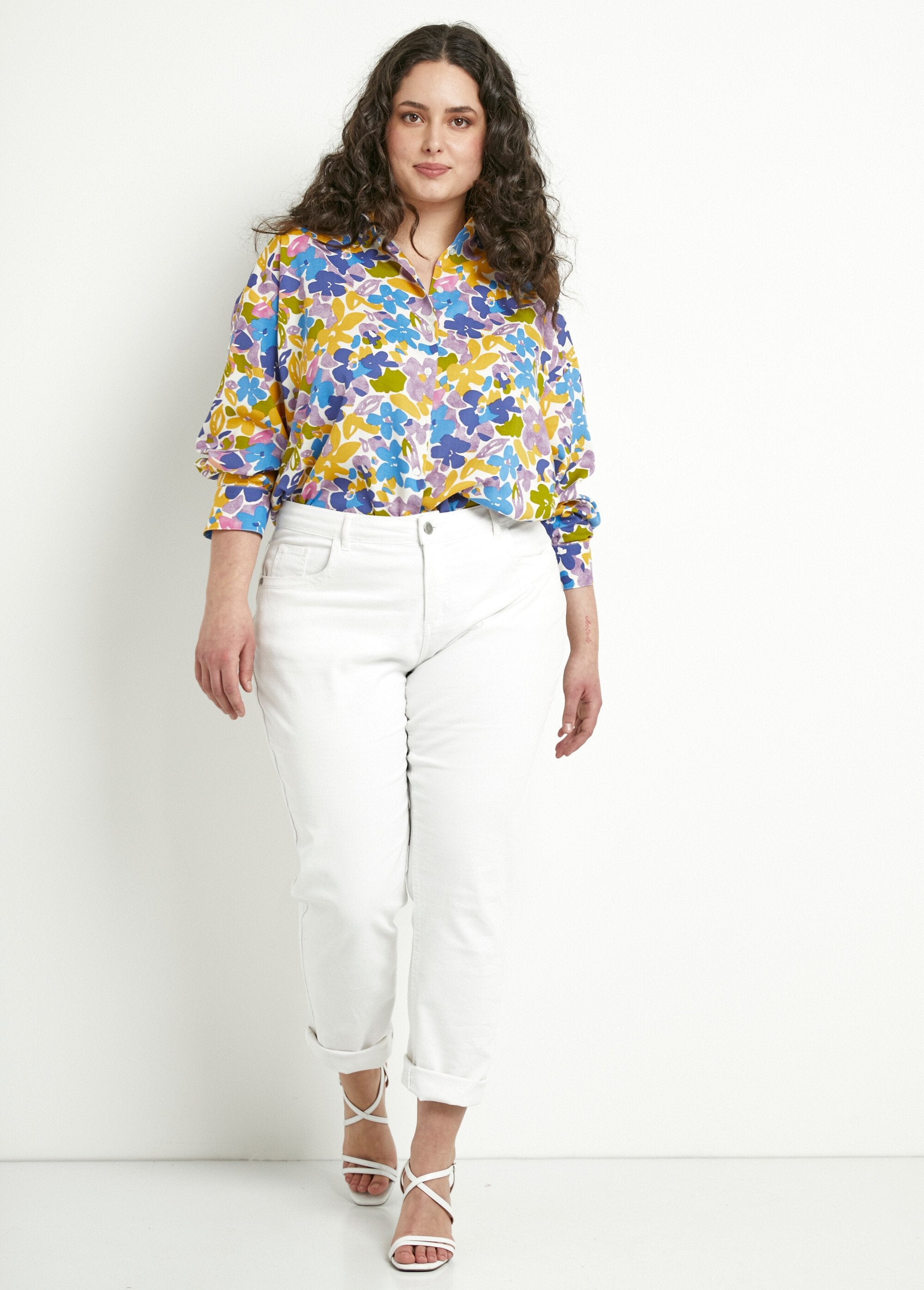 Blusa_longa_e_esvoaçante_com_estampa_floral_e_botões_Multicolore_SF1_curvy