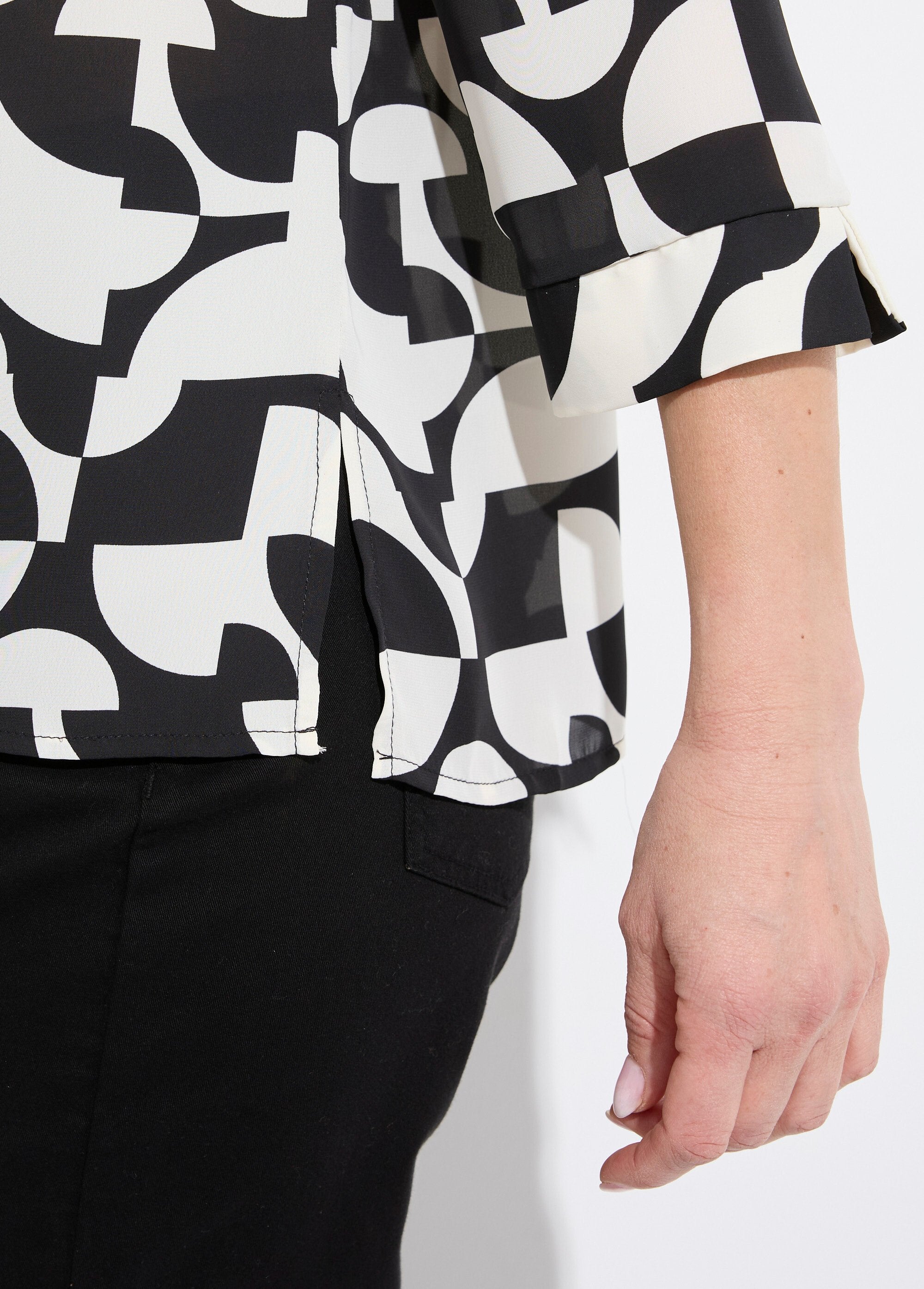 Blusa_de_manga_3/4_com_botões_e_estampa_gráfica_Noir_et_ecru_DE2_slim