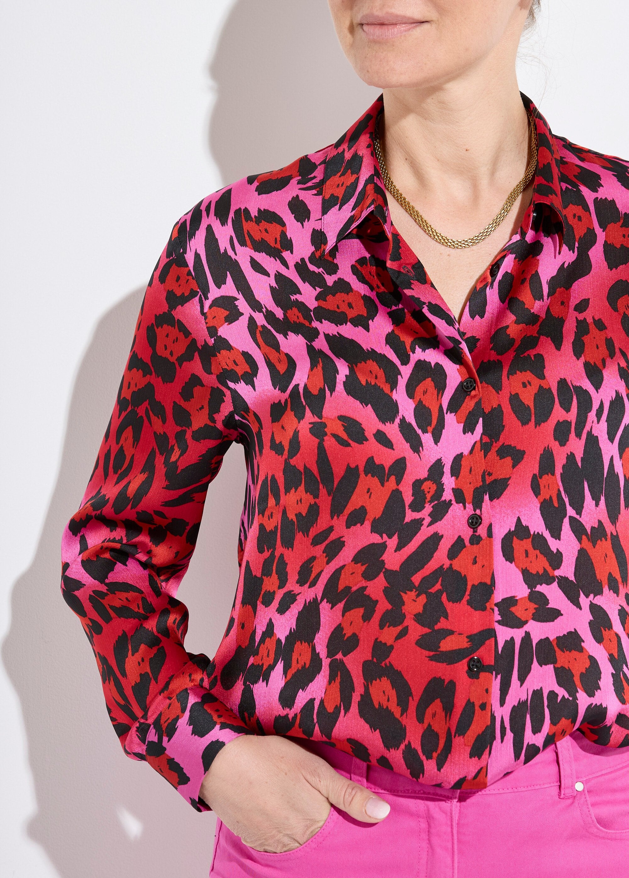 Blusa_de_cetim_com_botões_e_manga_comprida_Imprime_fuchsia_DE1_slim