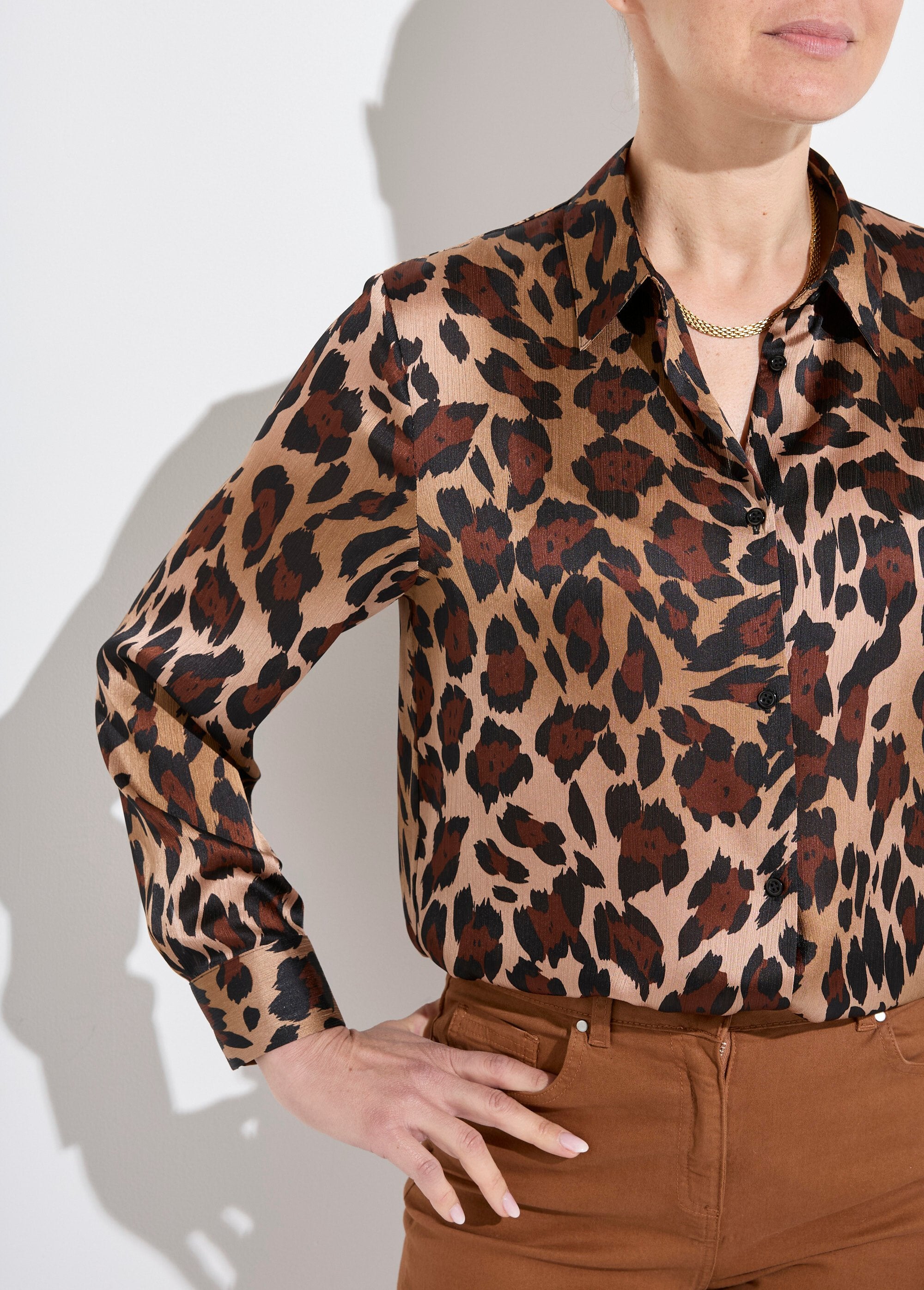Blusa_de_cetim_com_botões_e_manga_comprida_Imprime_marron_DE1_slim