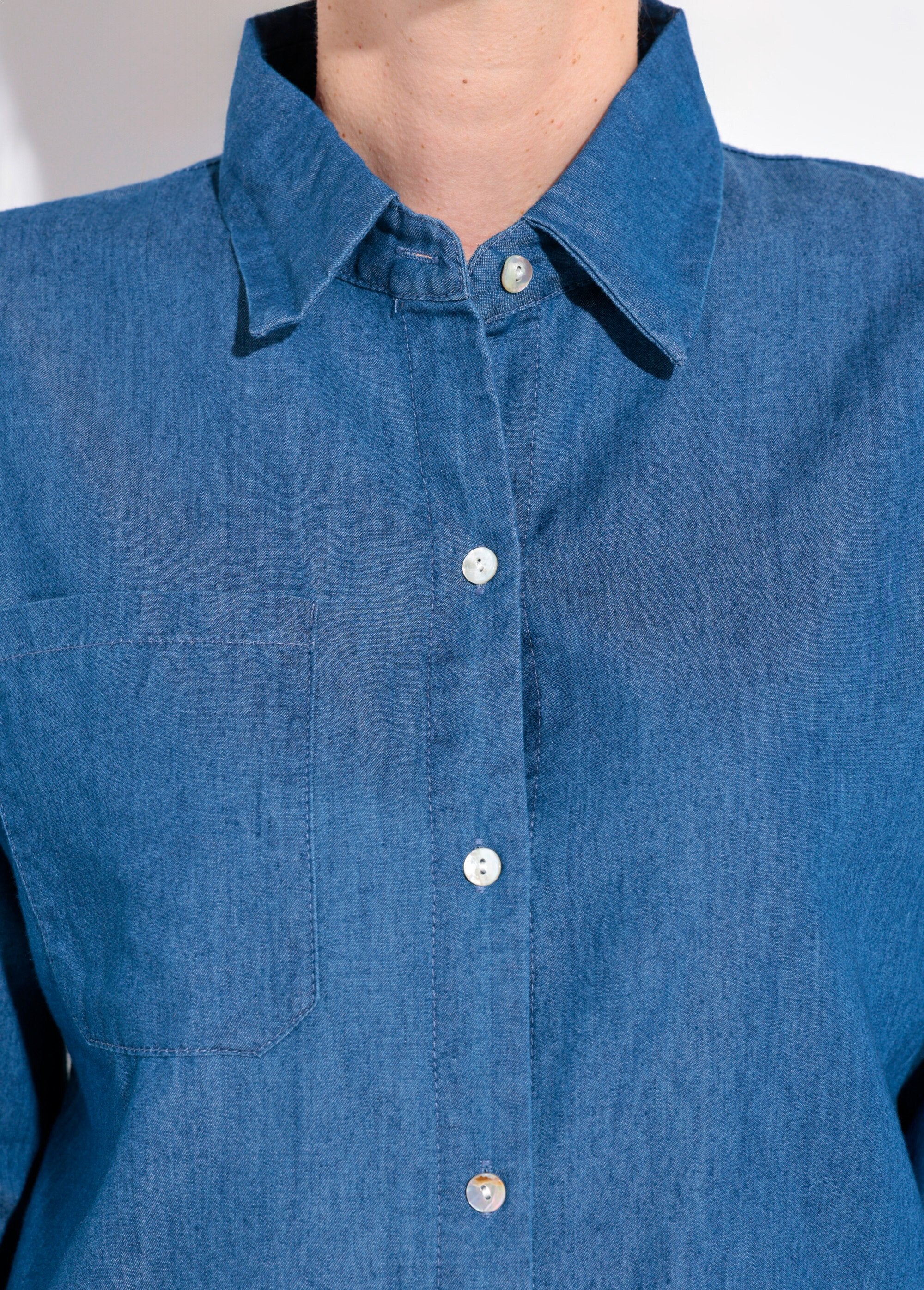 Blusa_de_manga_comprida_em_cambraia_com_gola_sob_medida_Denim_DE1_slim