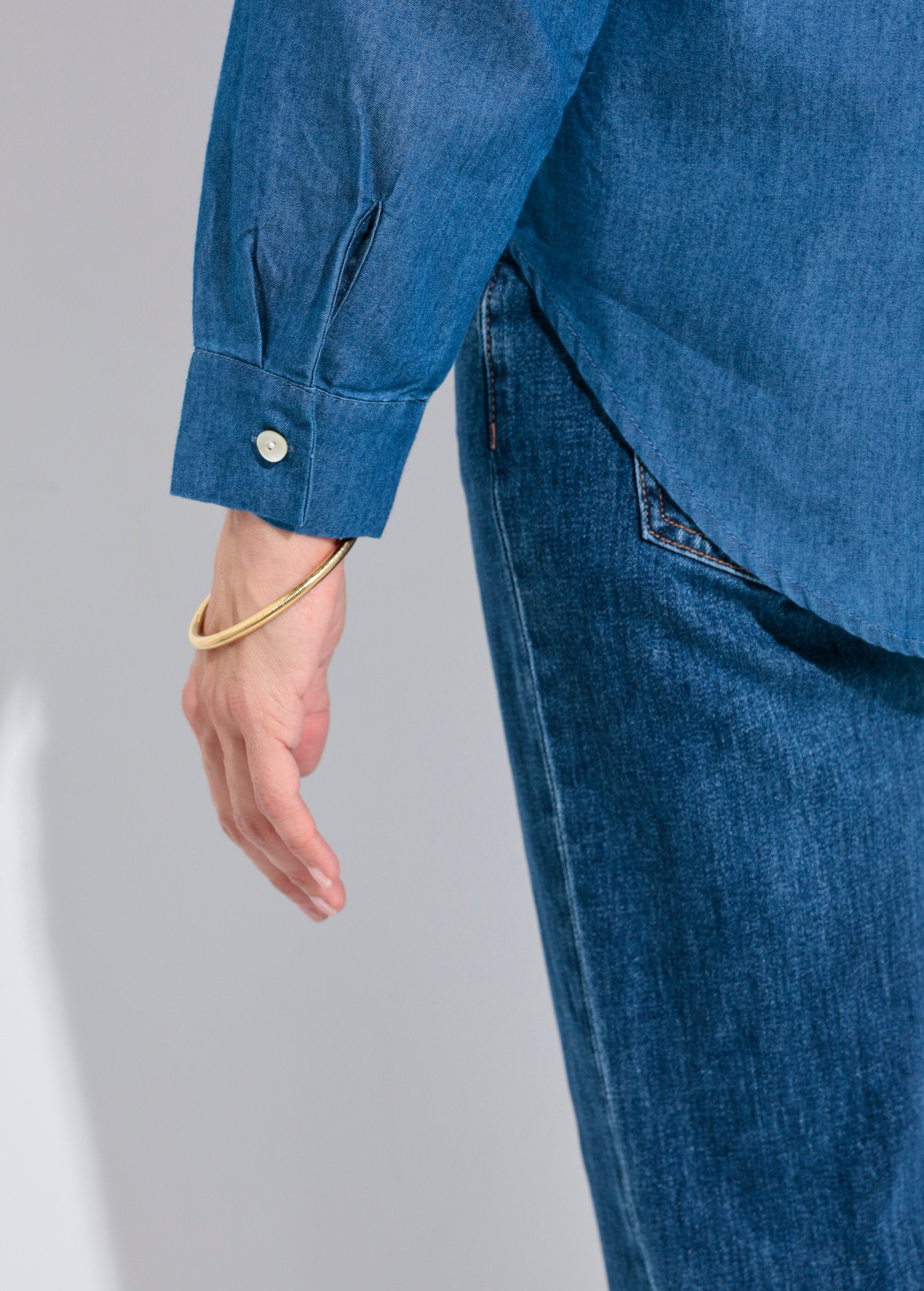 Blusa_de_manga_comprida_em_cambraia_com_gola_sob_medida_Denim_DE2_slim