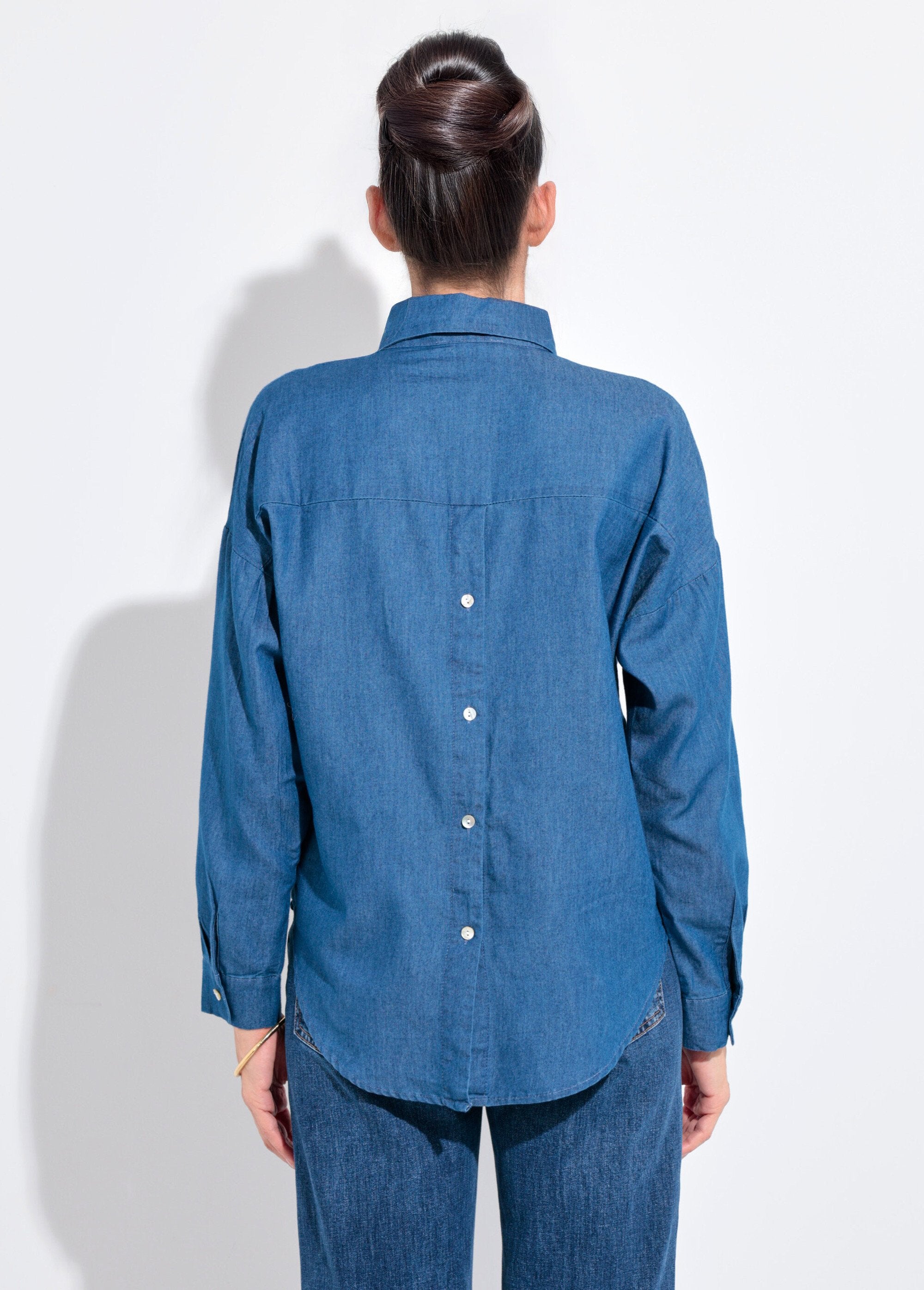 Blusa_de_manga_comprida_em_cambraia_com_gola_sob_medida_Denim_DO1_slim