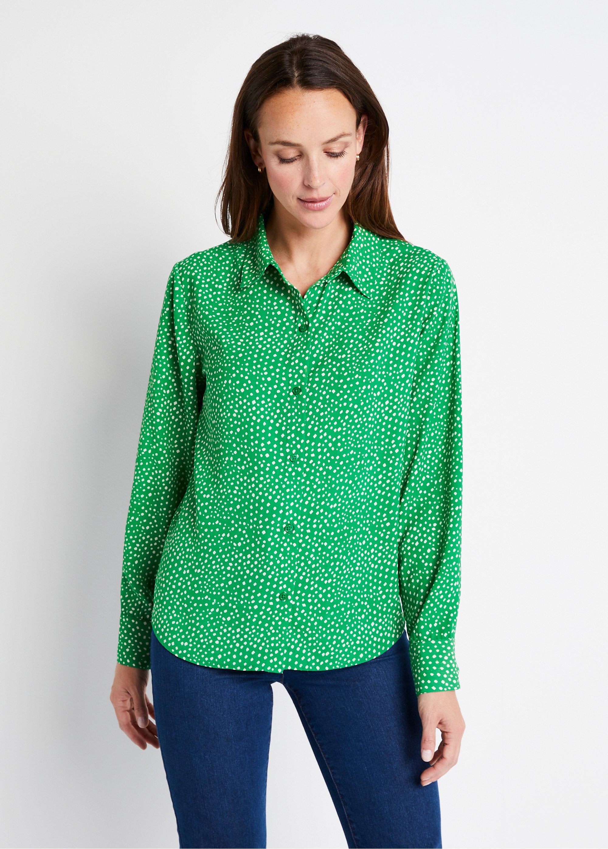 Blusa_reta_com_botões_e_estampa_de_bolinhas_Verde_cru_FA1_slim