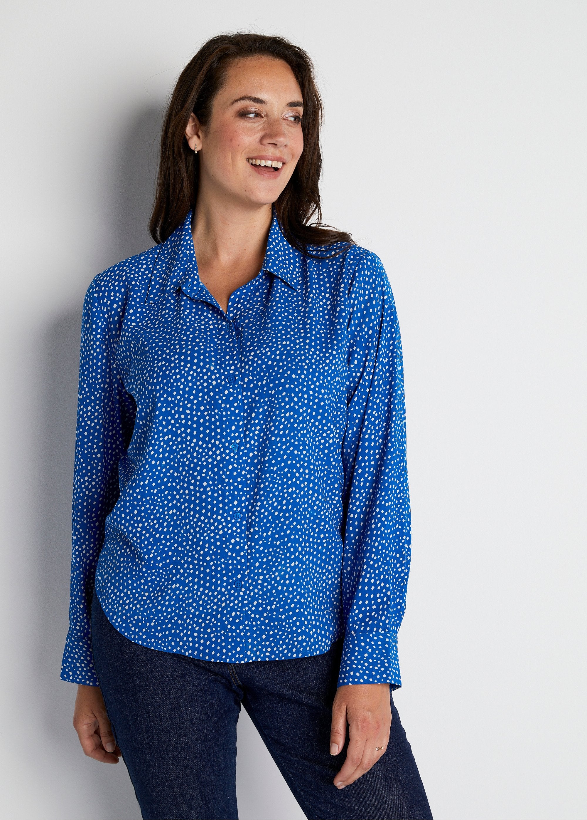 Blusa_reta_com_botões_e_estampa_de_bolinhas_Azul_cru_FA1_curvy