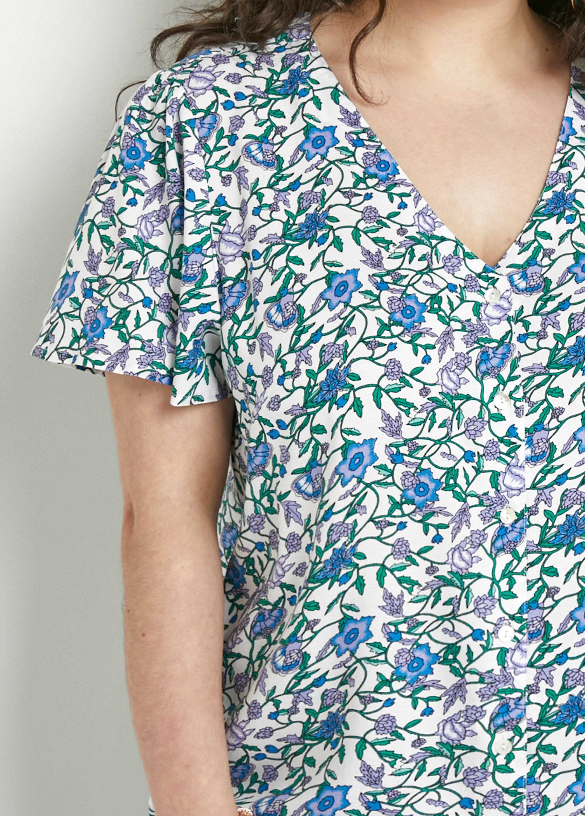 Blusa_floral_de_manga_curta_com_decote_em_V_Imp_vert_DE1_curvy