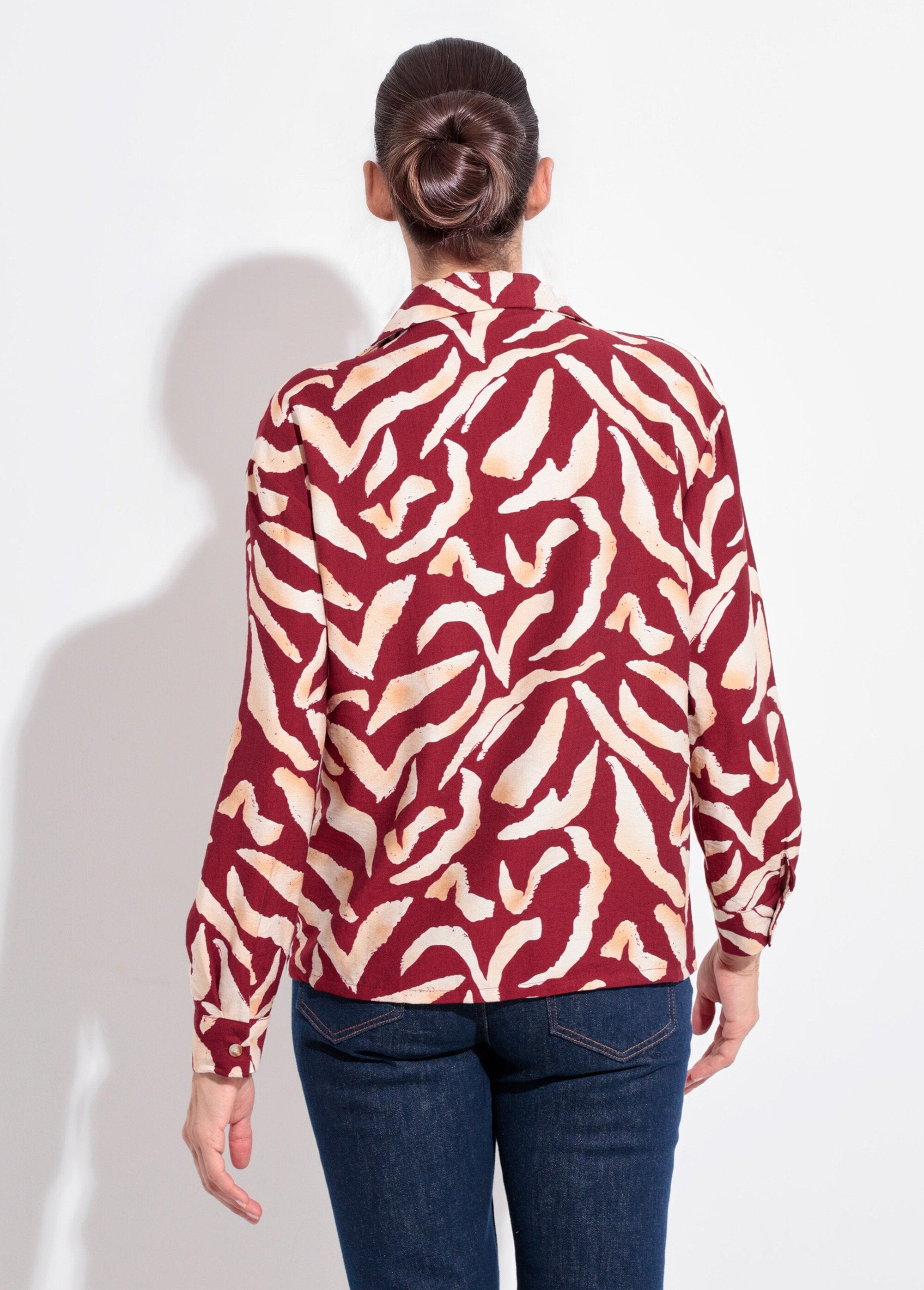 Blusa_com_estampa_gráfica_e_gola_ajustada_Bordeaux_et_ecru_DO1_slim