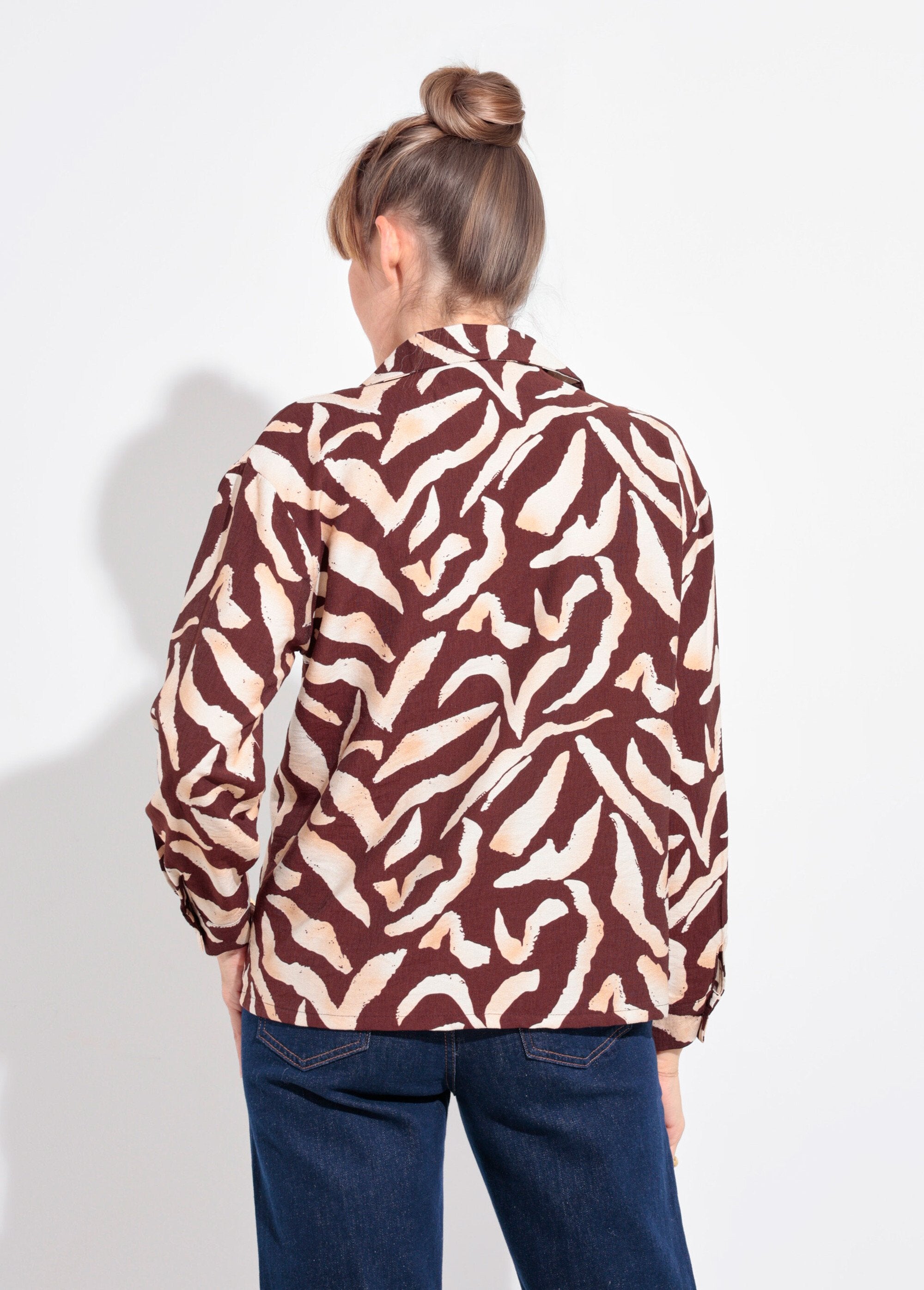 Blusa_com_estampa_gráfica_e_gola_ajustada_Marron_et_ecru_DO1_slim
