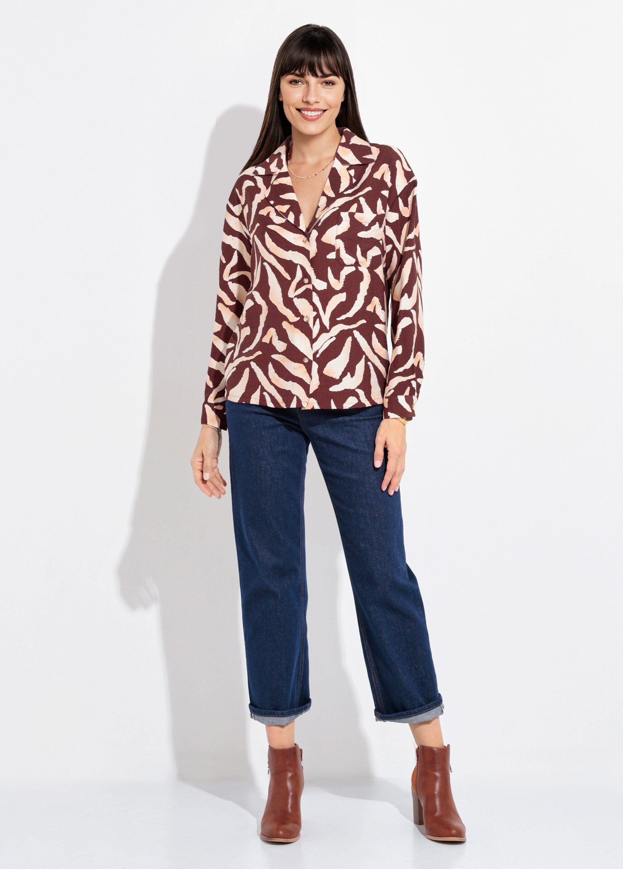 Blusa_com_estampa_gráfica_e_gola_ajustada_Marron_et_ecru_SF1_slim
