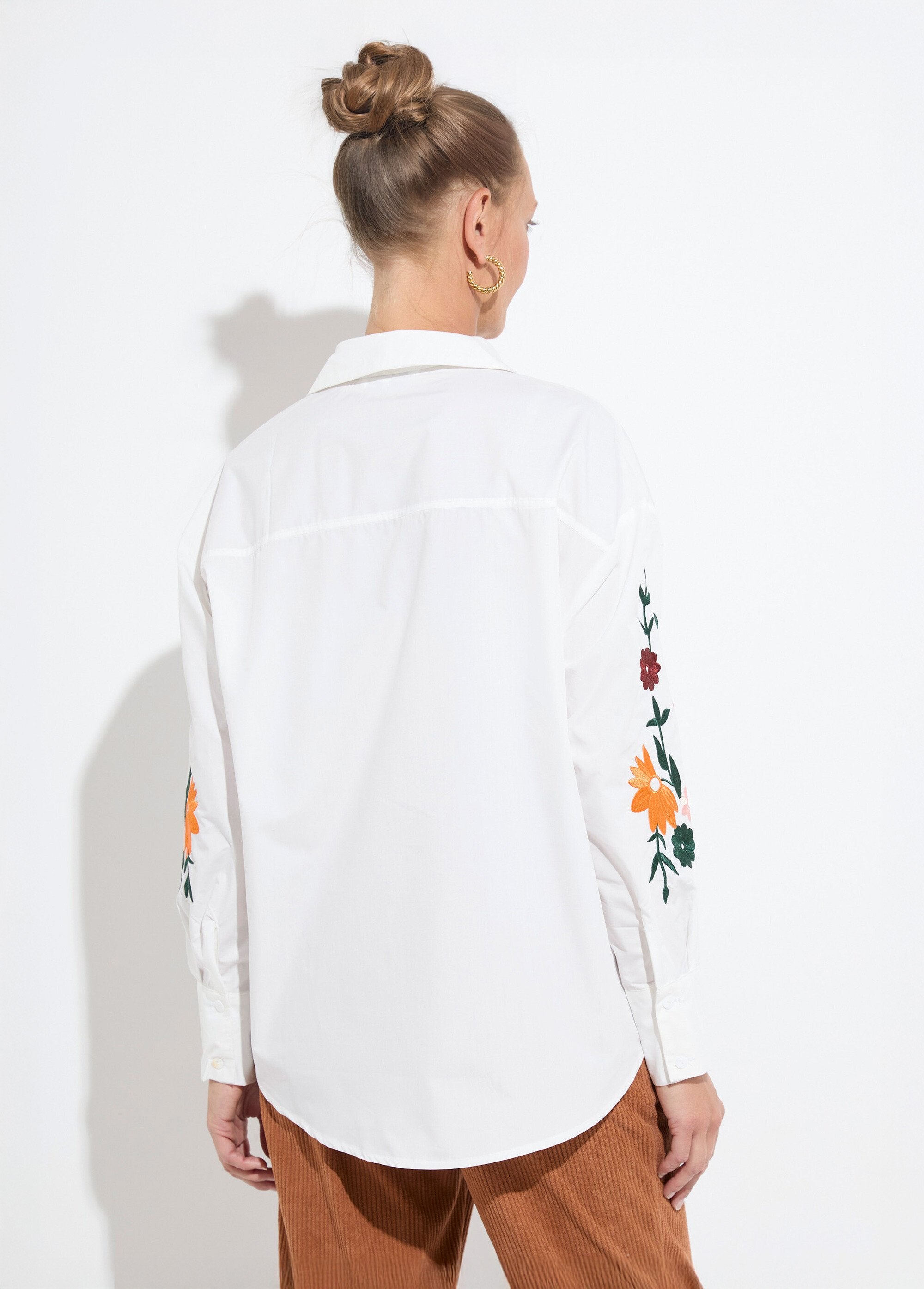 Blusa_longa_de_poliéster_e_algodão_bordada_com_botões_Multicolore_DO1_slim