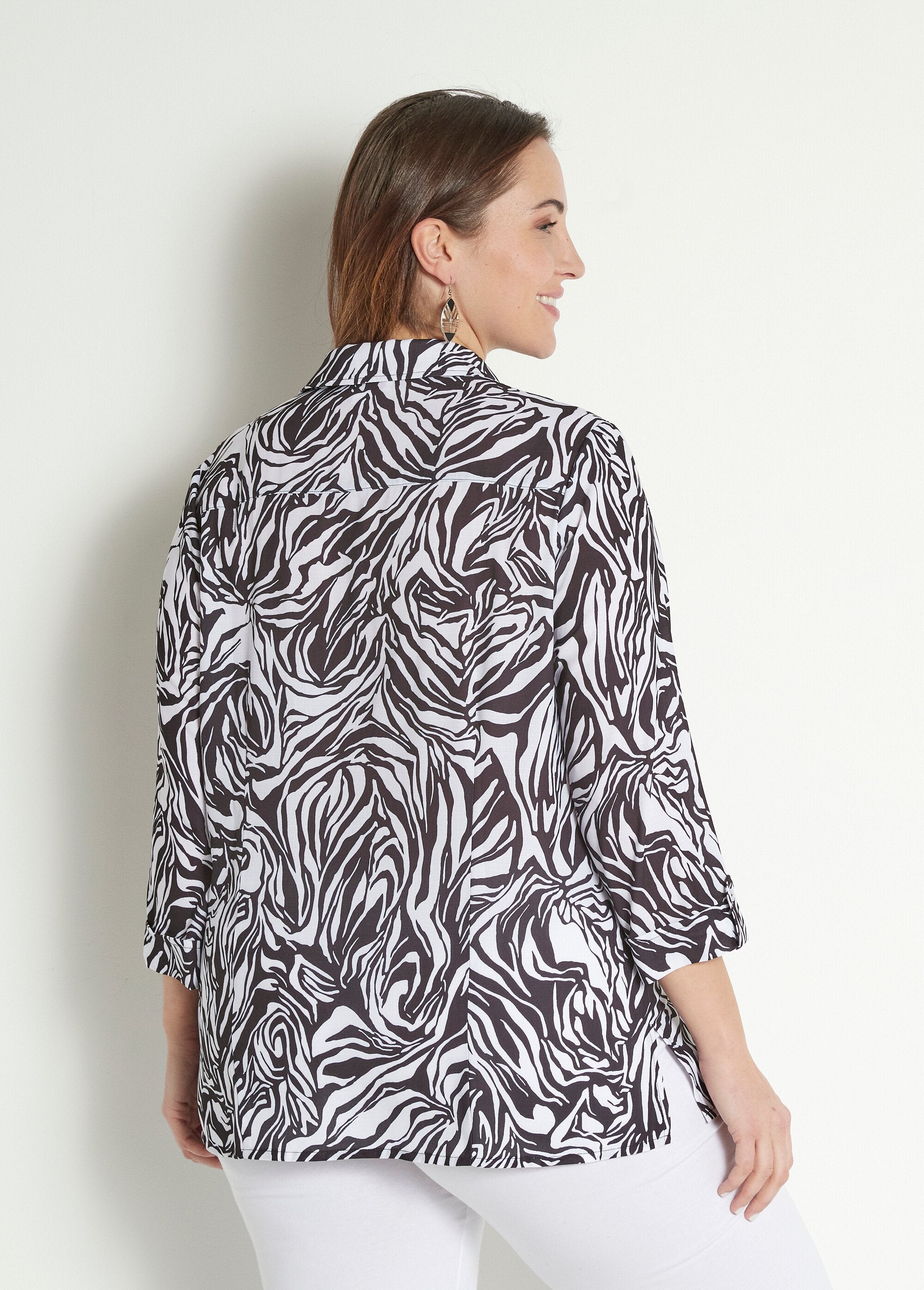 Blusa_longa_abotoada_com_manga_3/4_em_pele_animal_Noir_et_blanc_DO1_curvy