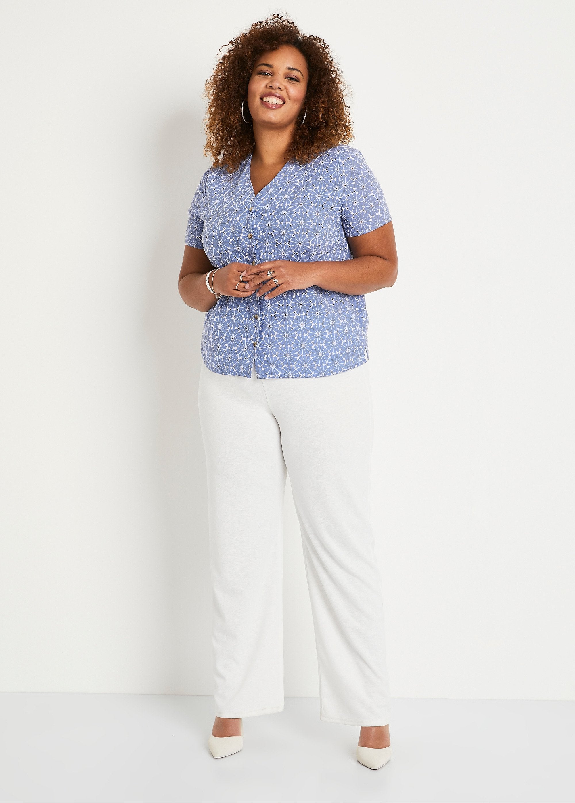 Blusa_longa_bordada_com_decote_em_V_Azul_e_branco_SF1_curvy