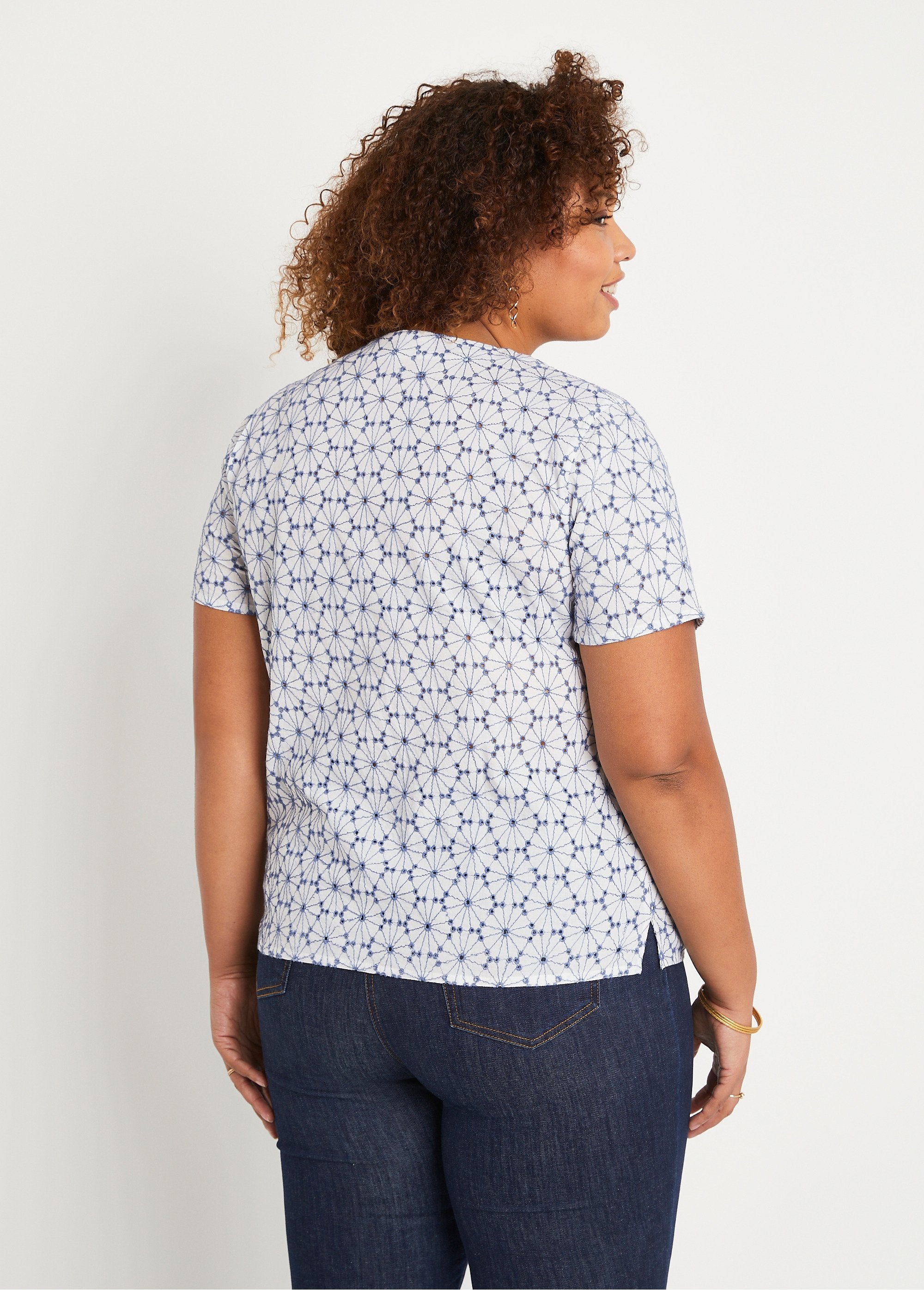 Blusa_longa_bordada_com_decote_em_V_Branco_e_azul_DO1_curvy