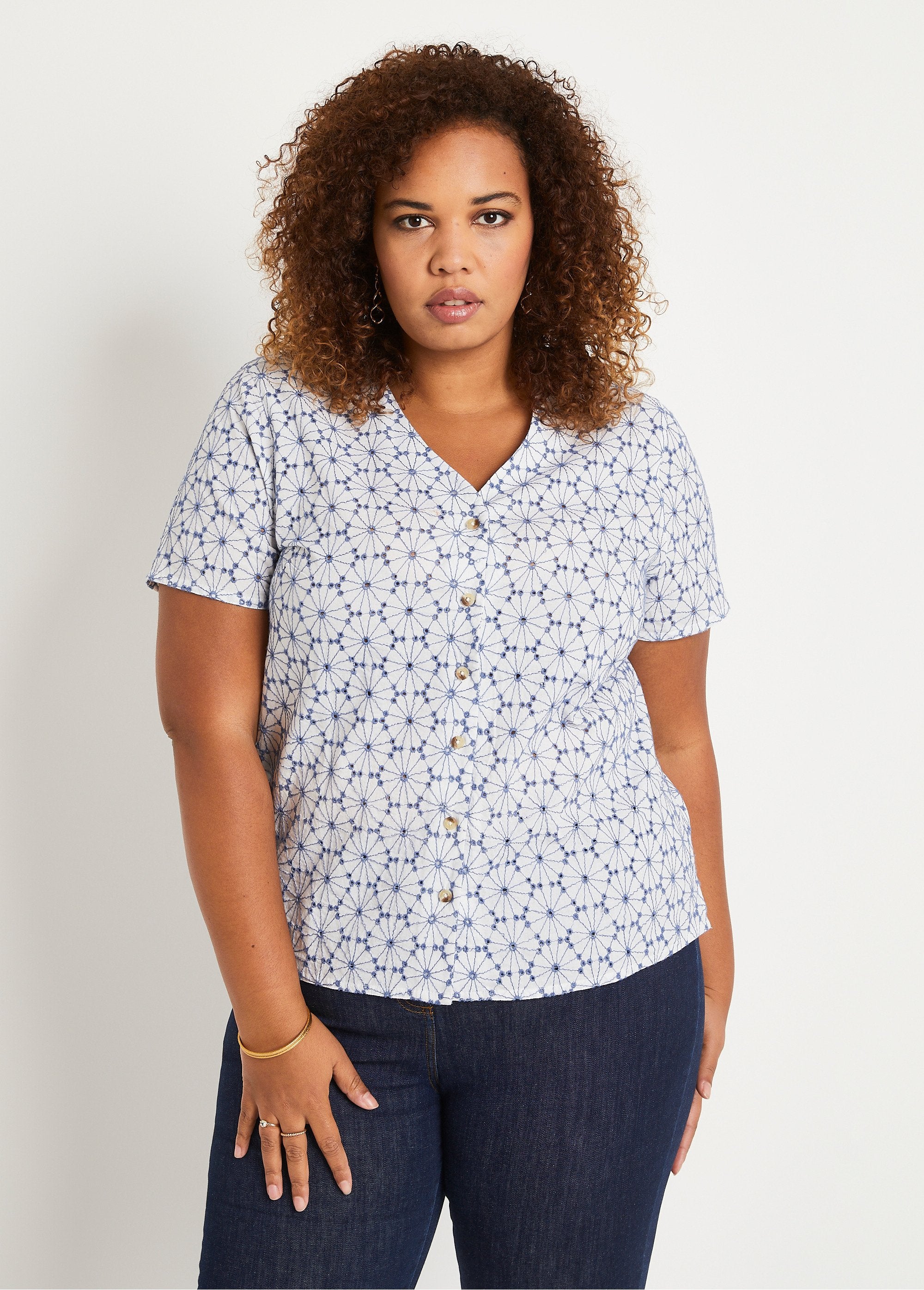 Blusa_longa_bordada_com_decote_em_V_Branco_e_azul_FA1_curvy