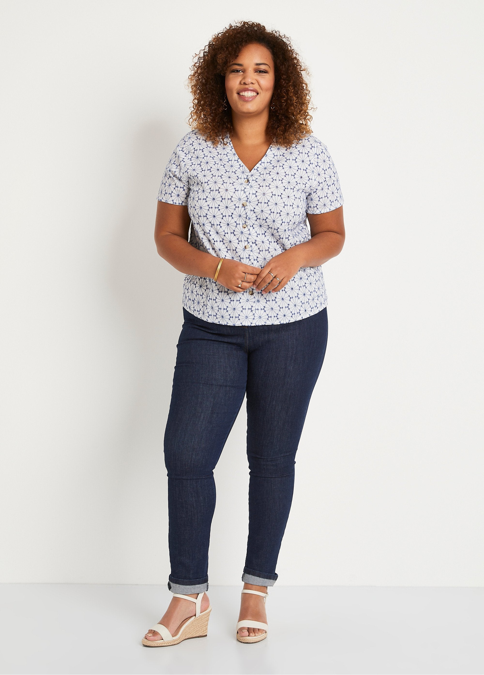 Blusa_longa_bordada_com_decote_em_V_Branco_e_azul_SF1_curvy