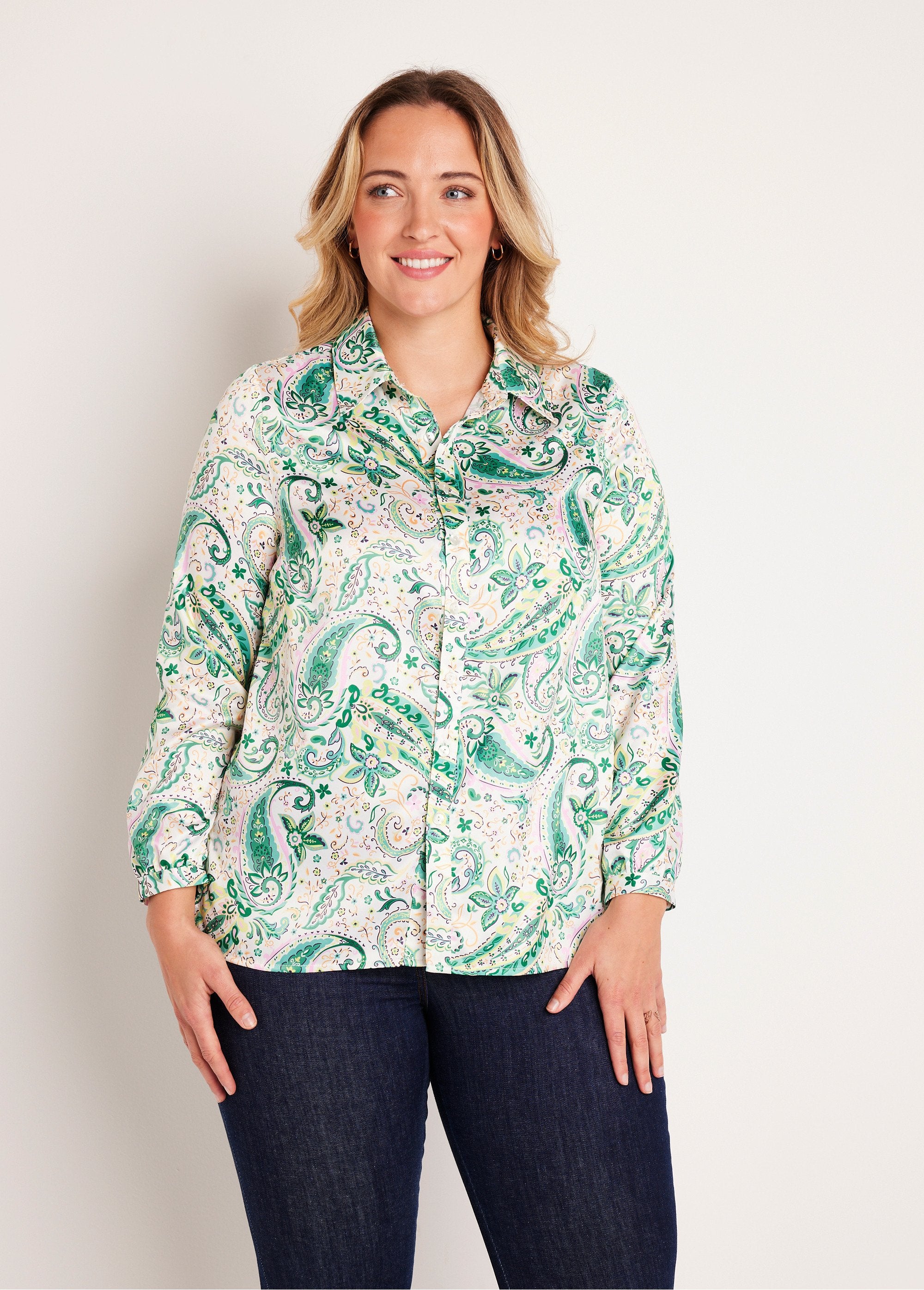 Blusa_comprida_de_cetim_direita_com_botões_Diabrete_Verde_FA1_curvy