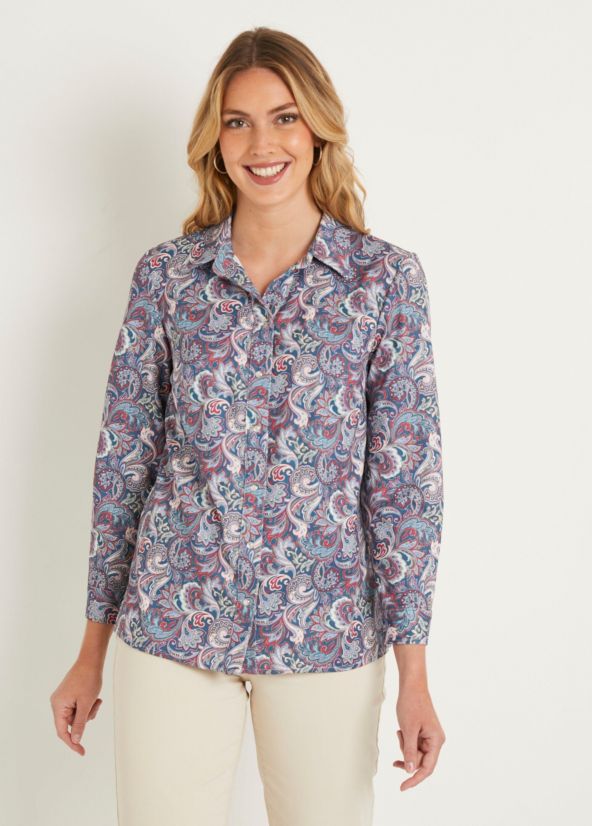 Blusa_longa_estampa_paisley_com_botões_de_pressão_Fundo_esmeralda_FA1_slim