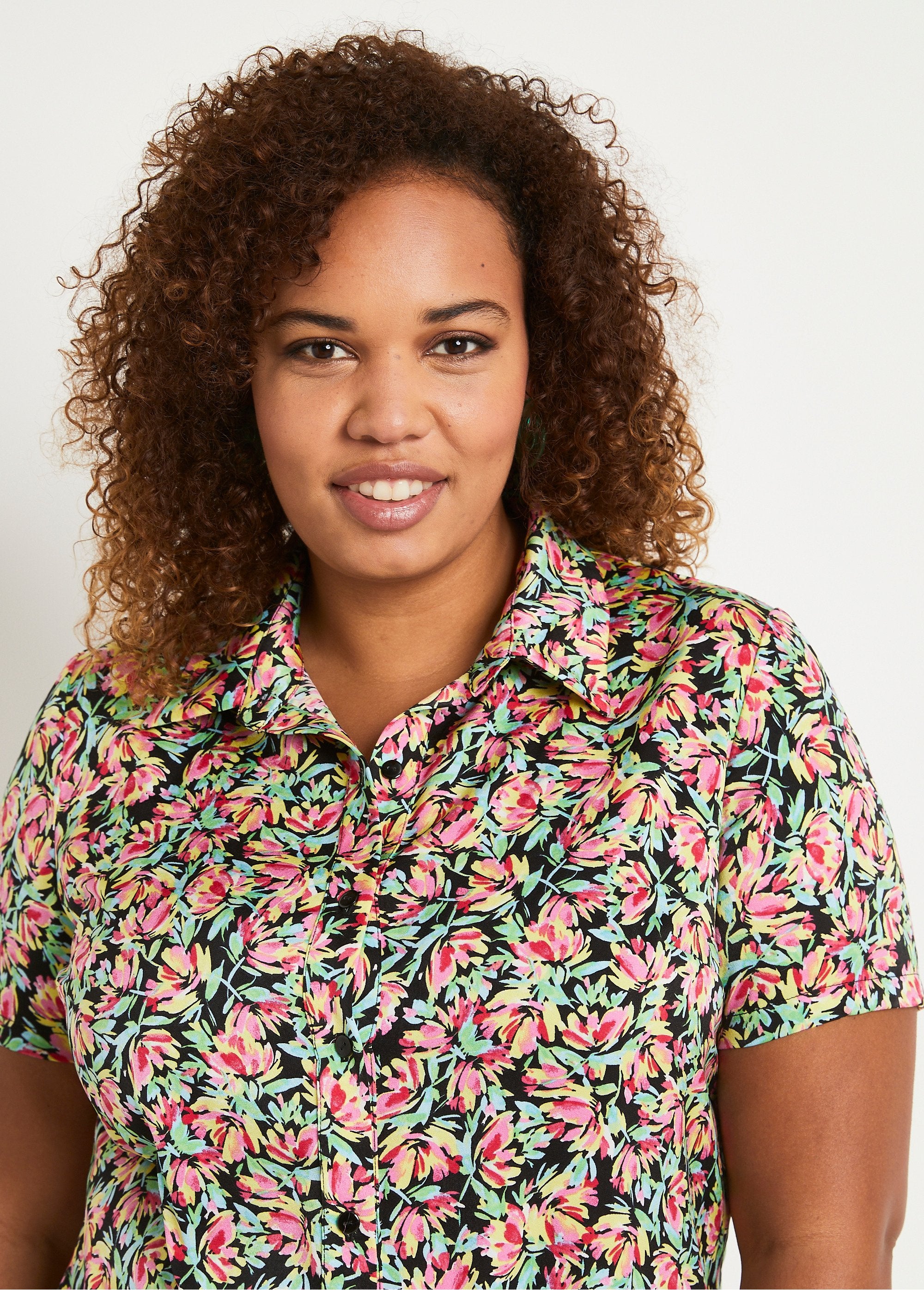 Blusa_manga_curta_em_cetim_floral_Verde_e_rosa_DE2_curvy