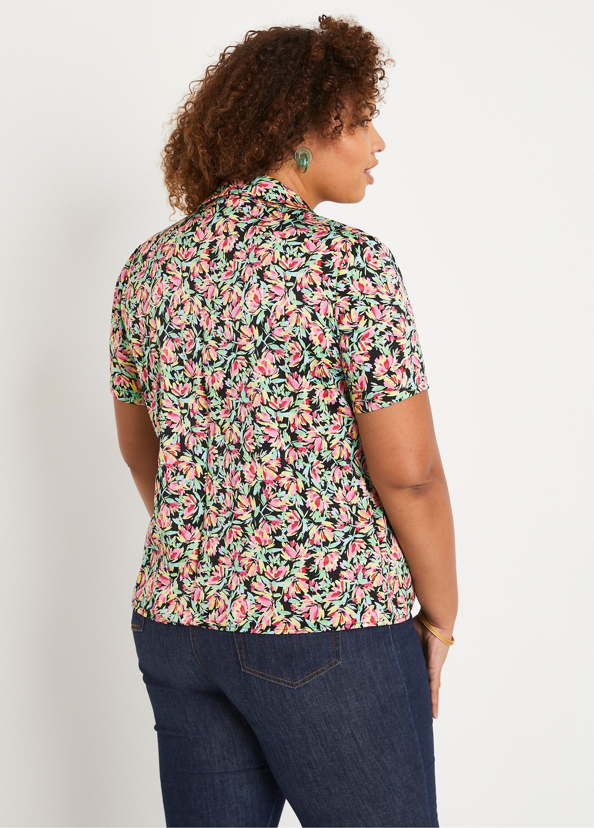 Blusa_manga_curta_em_cetim_floral_Verde_e_rosa_DO1_curvy