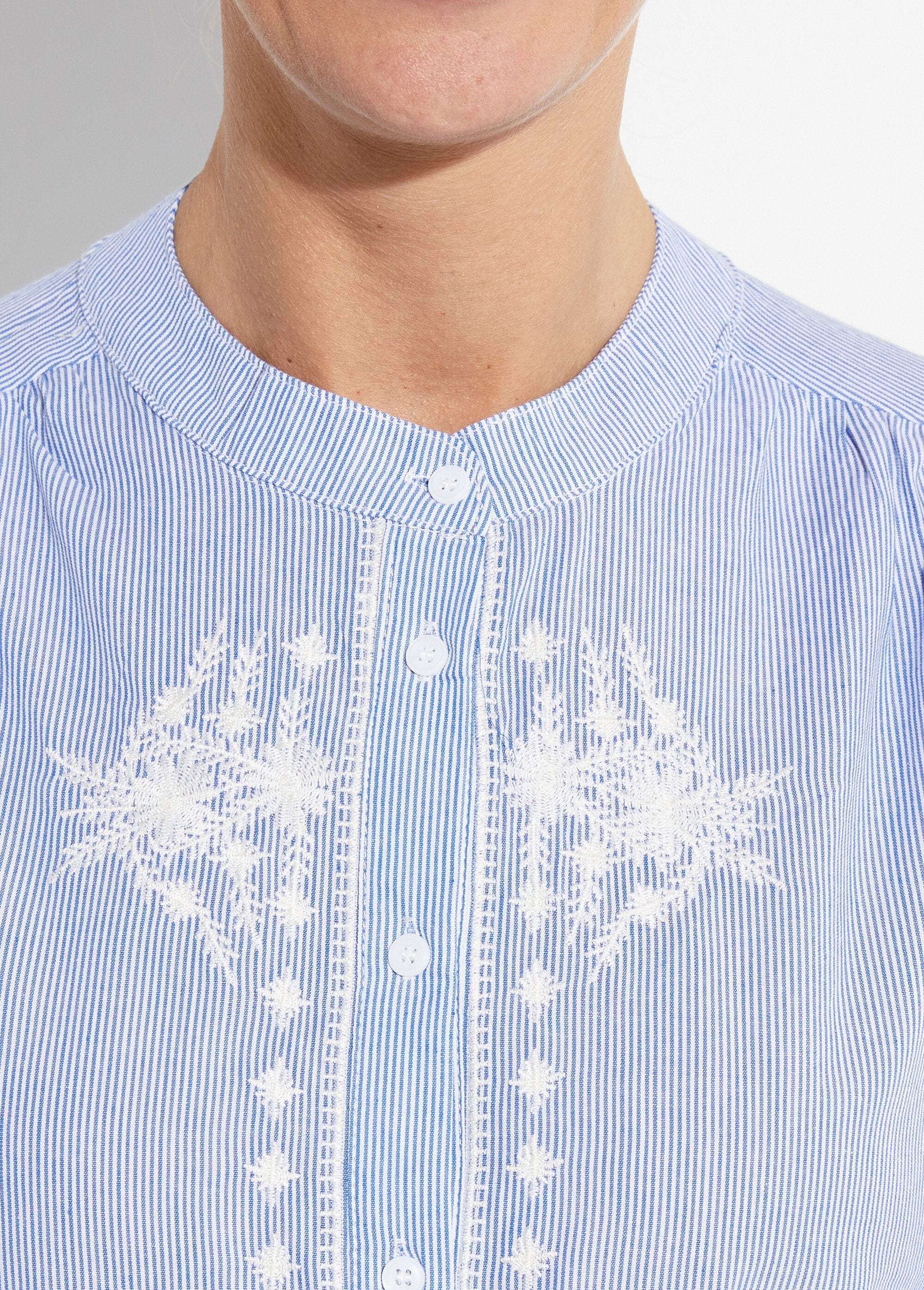Blusa_às_riscas_com_gola_redonda_e_bordados_Bleu_DE1_slim