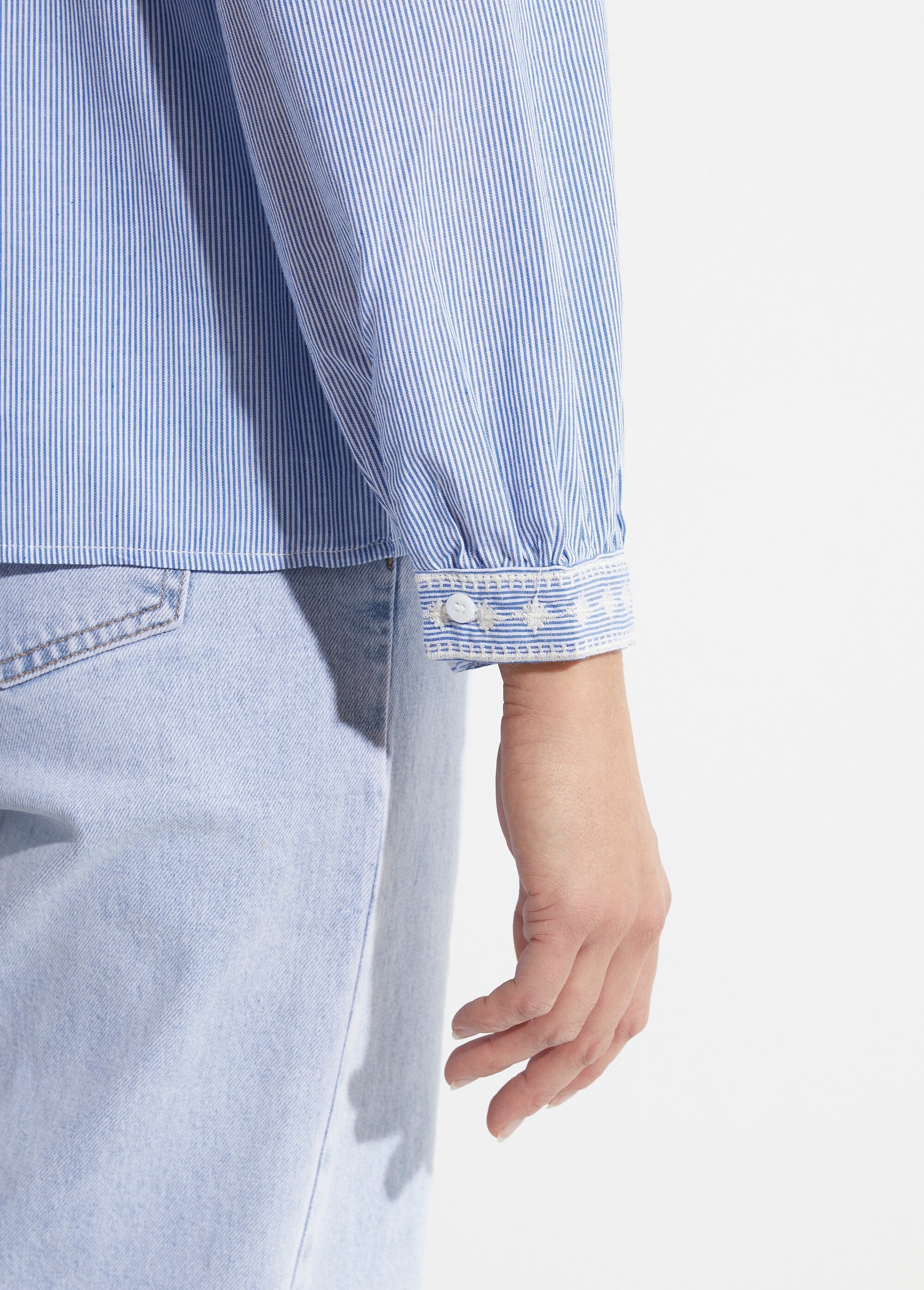 Blusa_às_riscas_com_gola_redonda_e_bordados_Bleu_DE3_slim