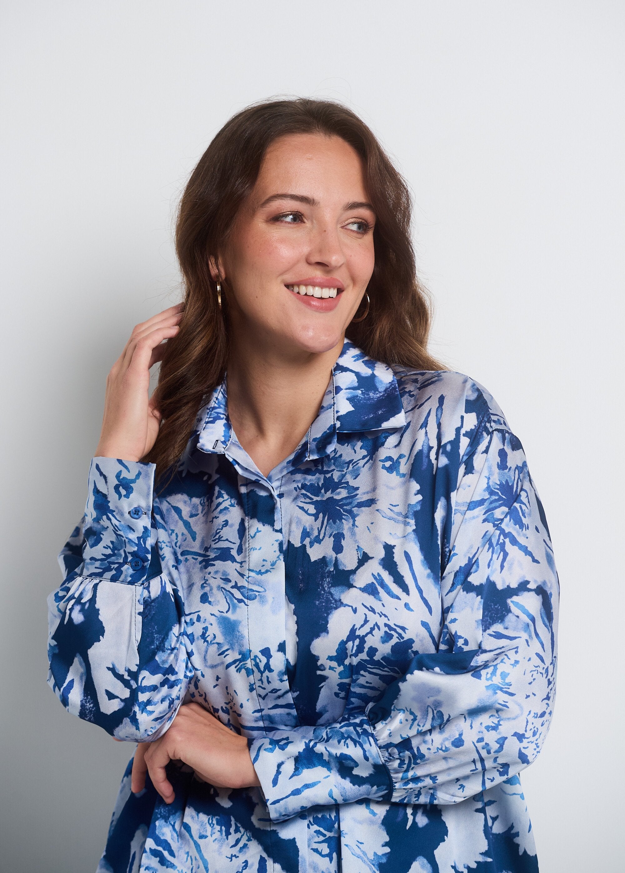 Blusa_de_cetim_aquarela_com_mangas_compridas_Bleu_DE1_curvy