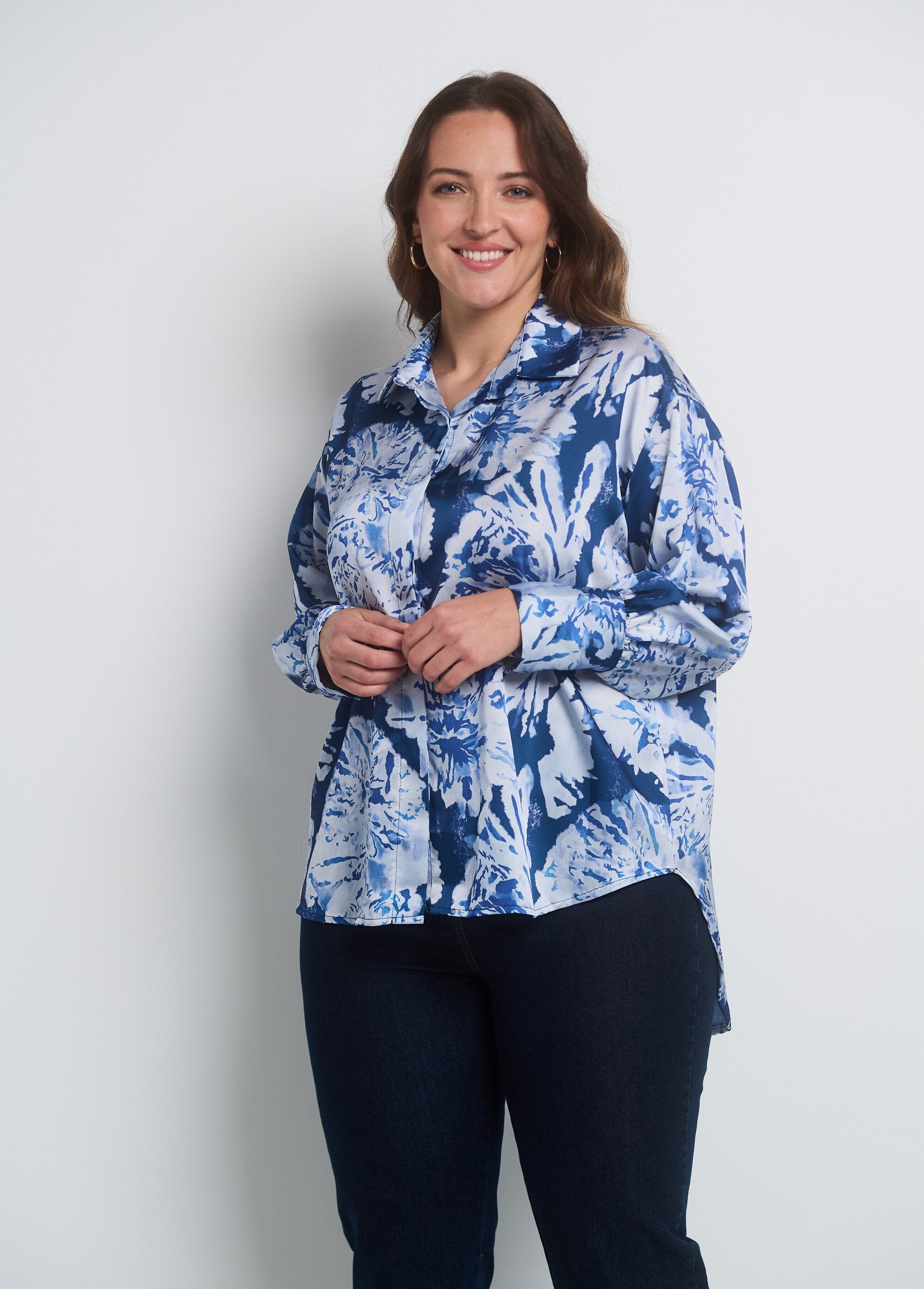 Blusa_de_cetim_aquarela_com_mangas_compridas_Bleu_FA2_curvy